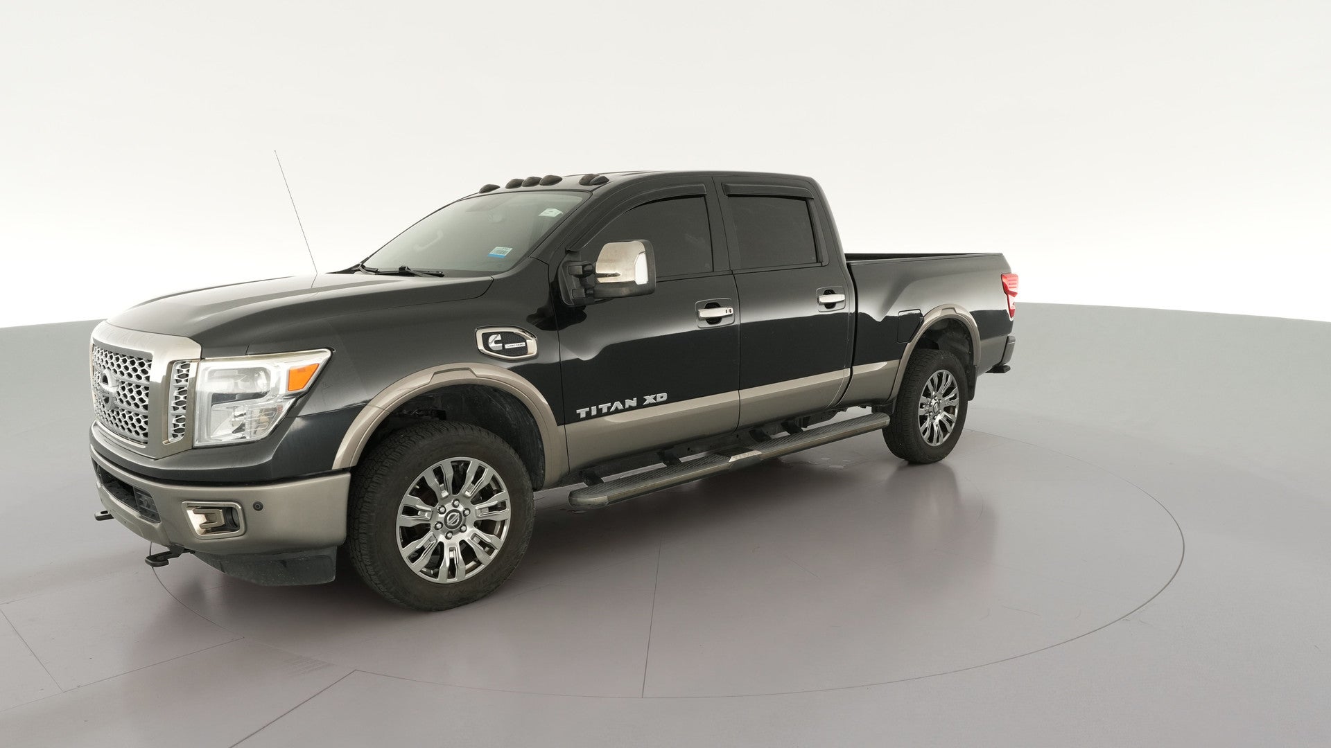 2018 Nissan TITAN XD Crew Cab vehicle photo