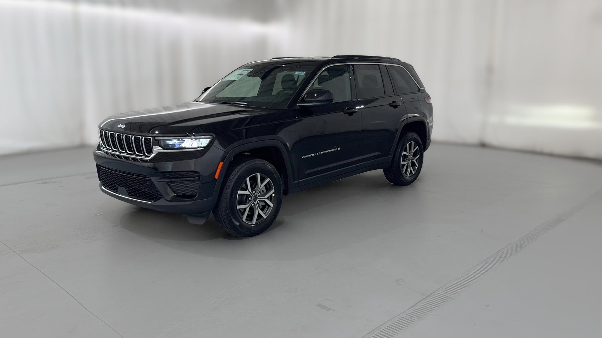 2027 Jeep Grand Cherokee vehicle photo