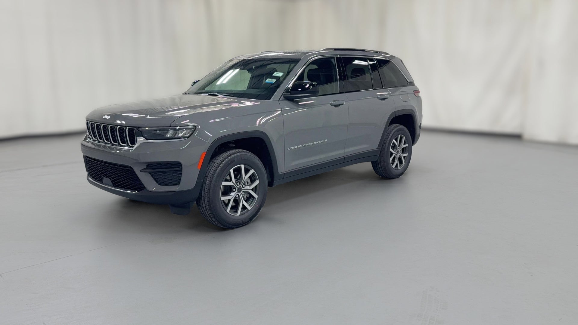 2027 Jeep Grand Cherokee vehicle photo