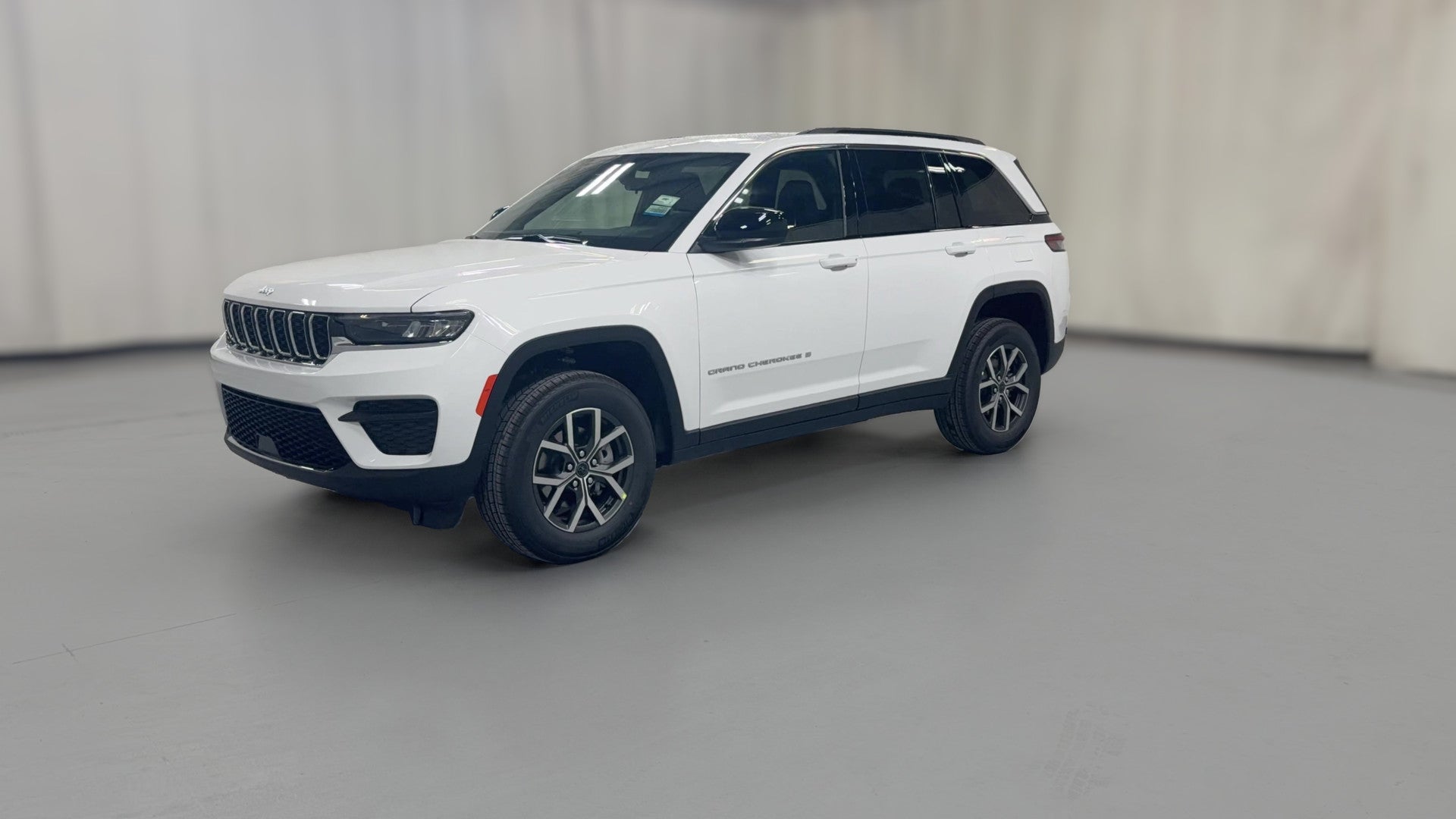 2027 Jeep Grand Cherokee vehicle photo