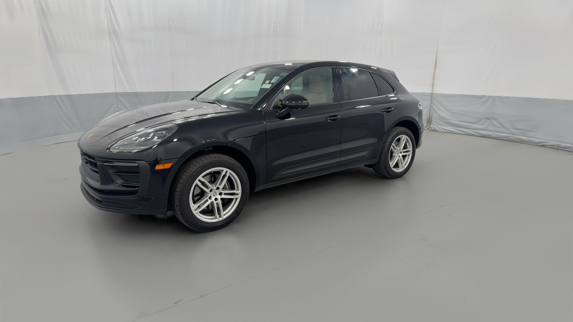 2024 Porsche Macan vehicle photo