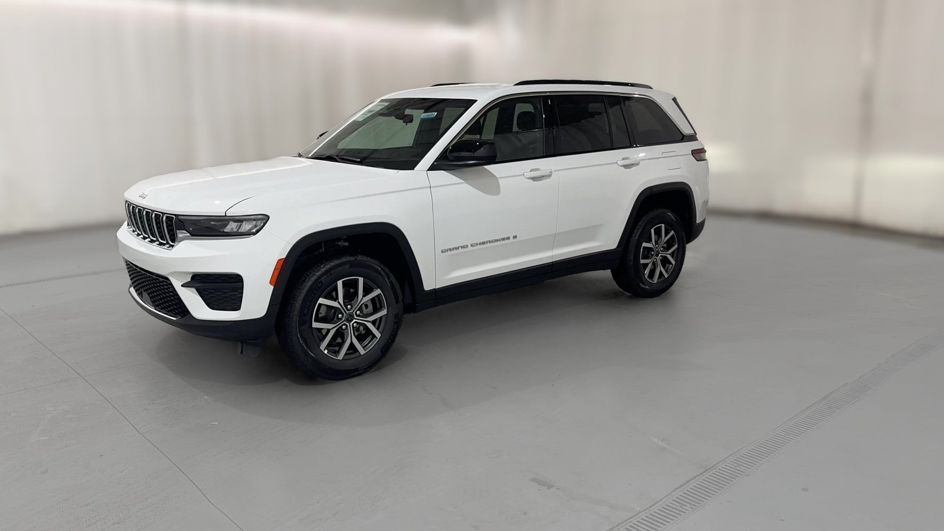 2027 Jeep Grand Cherokee vehicle photo