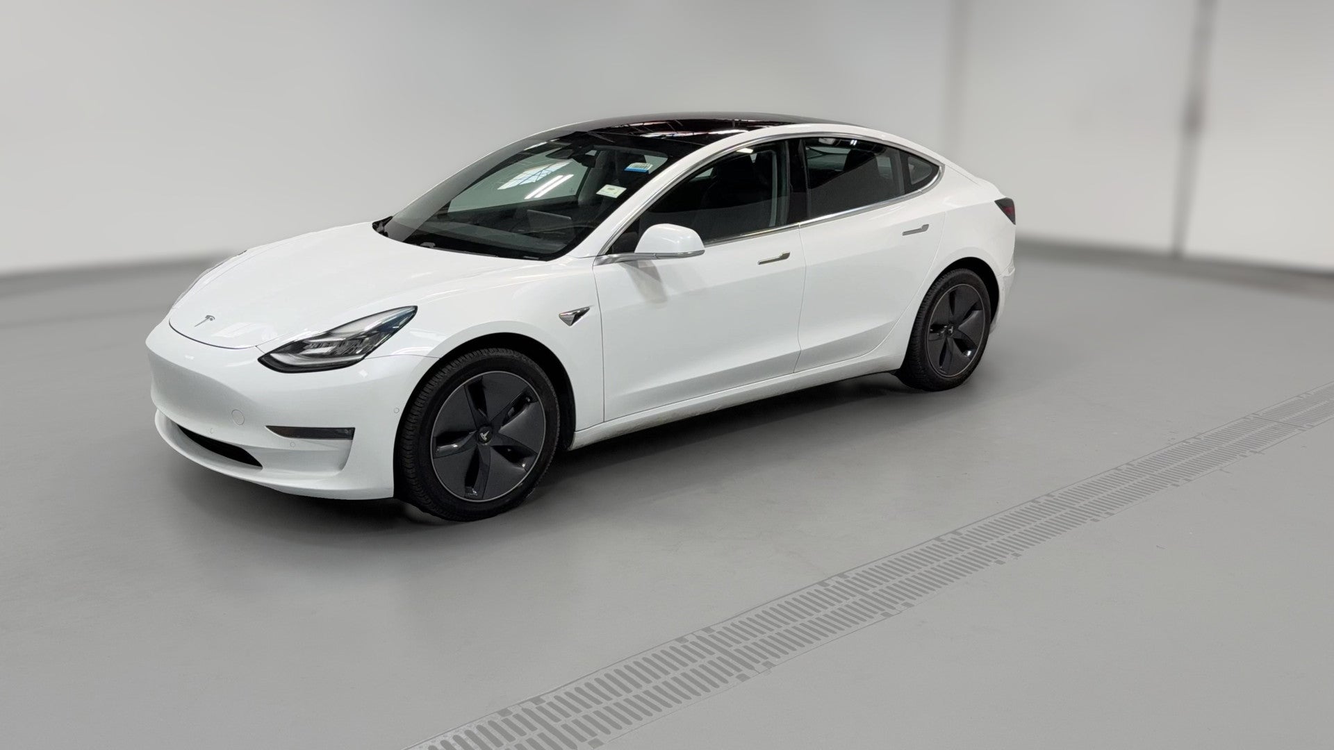 2018 Tesla Model 3 vehicle photo