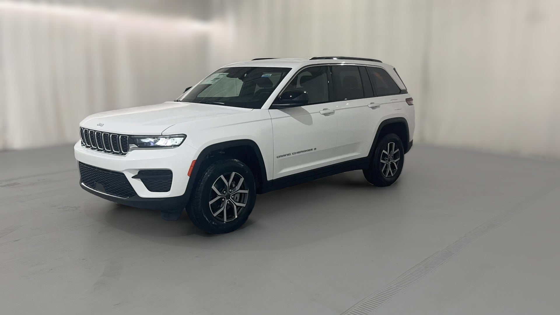 2027 Jeep Grand Cherokee vehicle photo