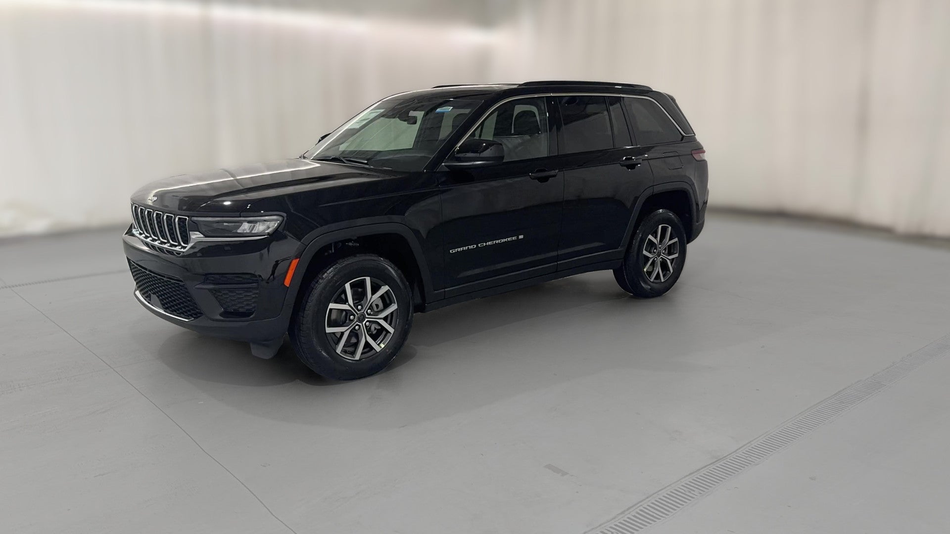 2027 Jeep Grand Cherokee vehicle photo