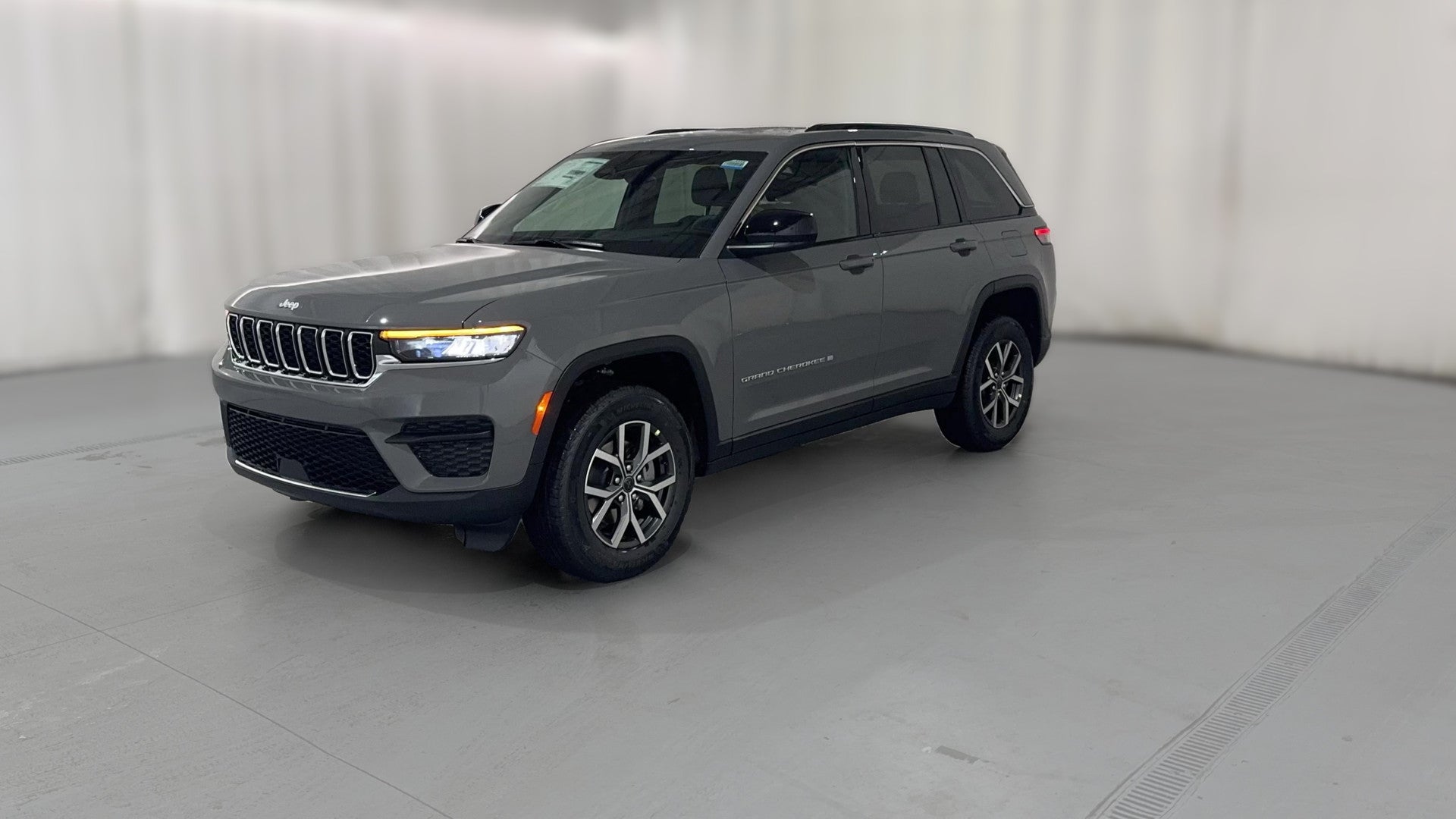 2027 Jeep Grand Cherokee vehicle photo