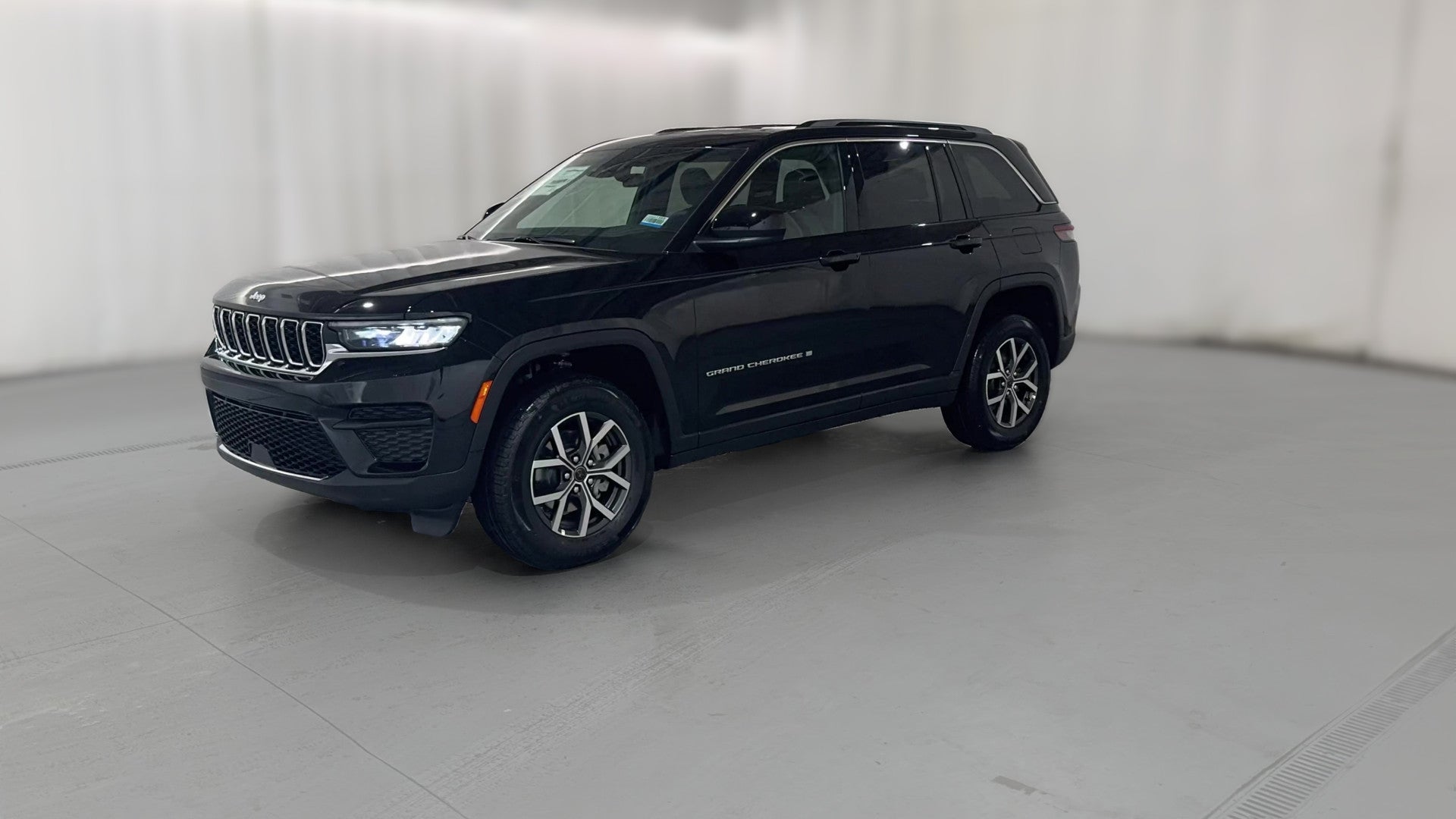 2027 Jeep Grand Cherokee vehicle photo