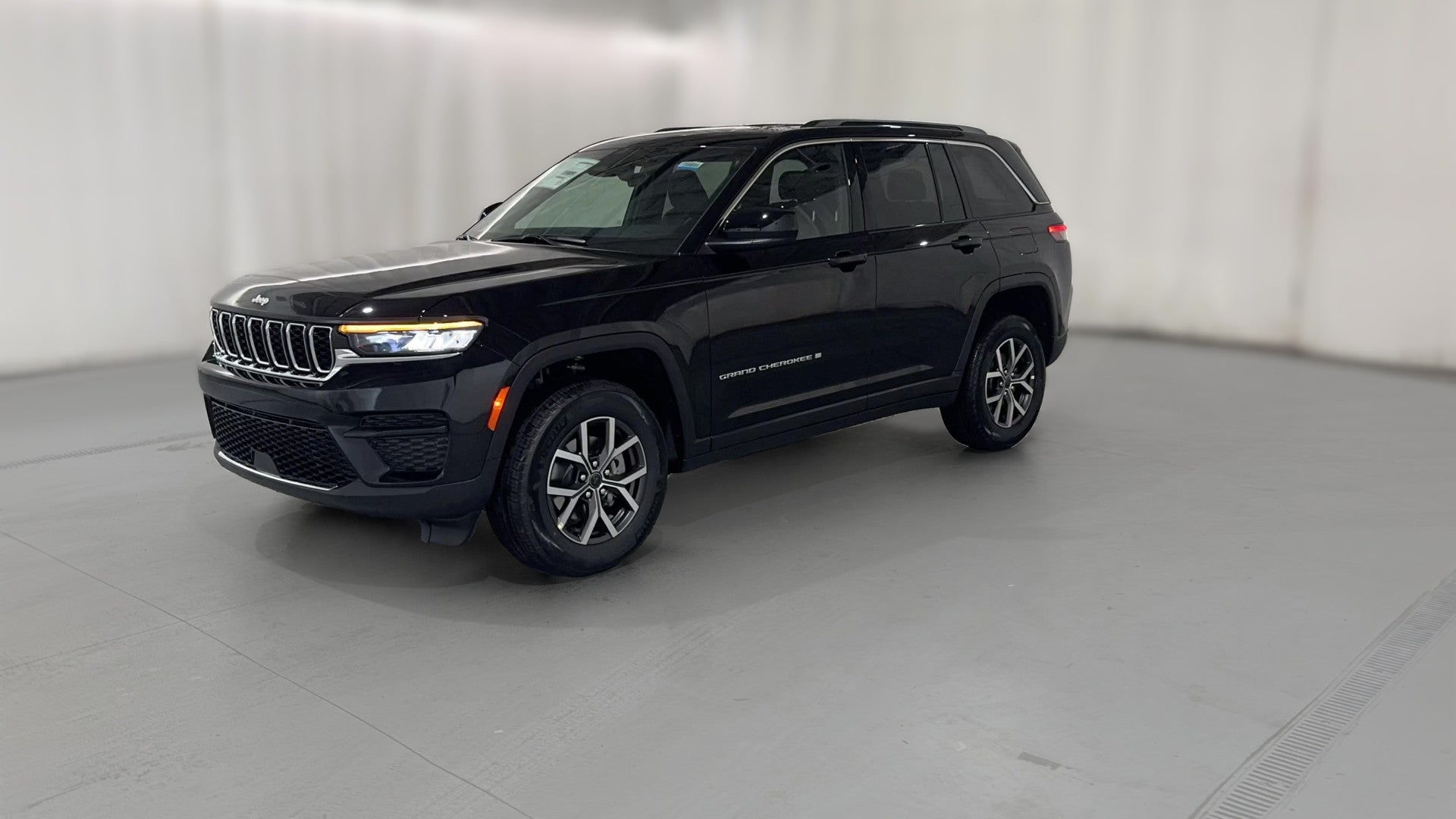 2027 Jeep Grand Cherokee vehicle photo