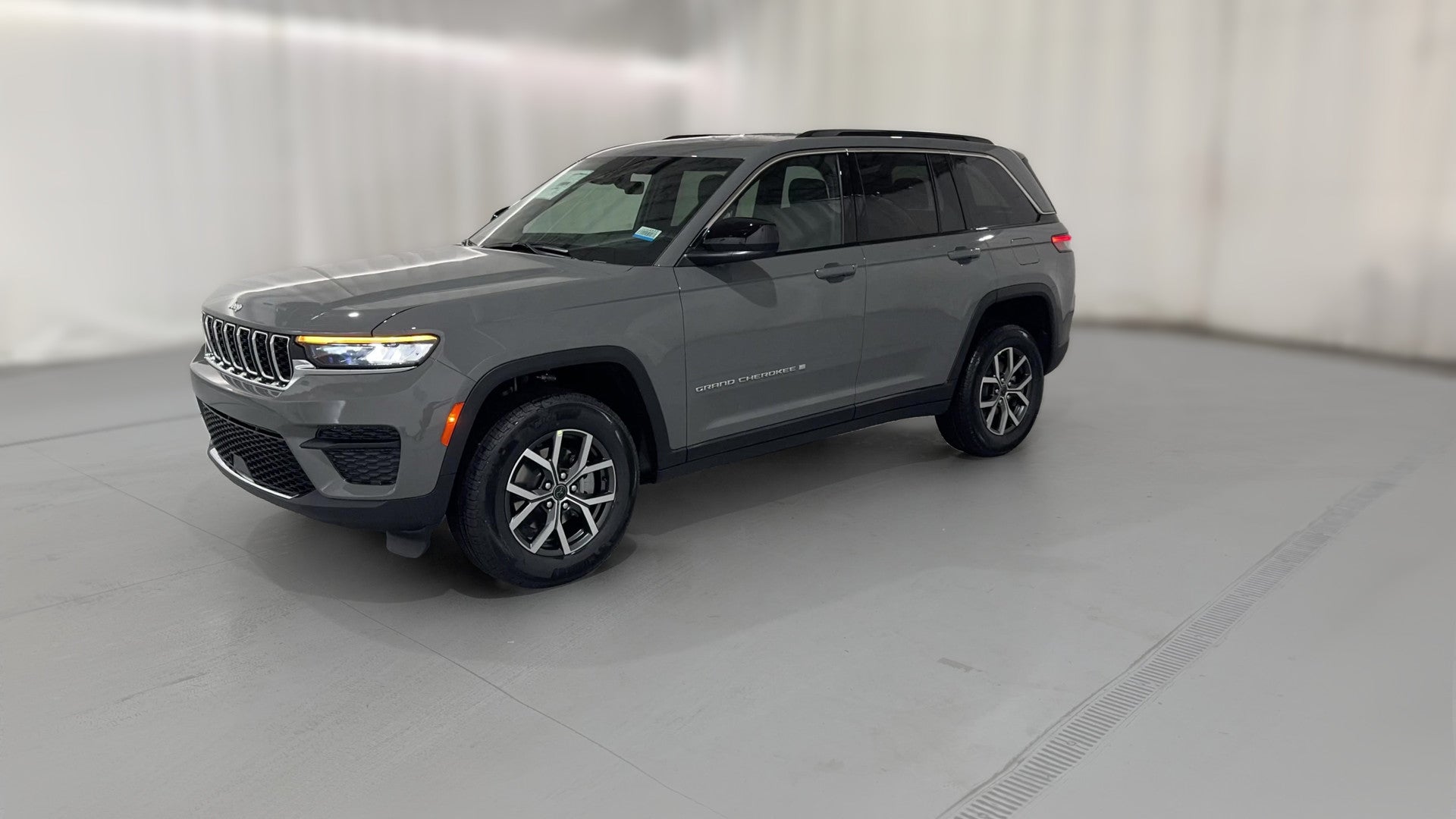 2027 Jeep Grand Cherokee vehicle photo