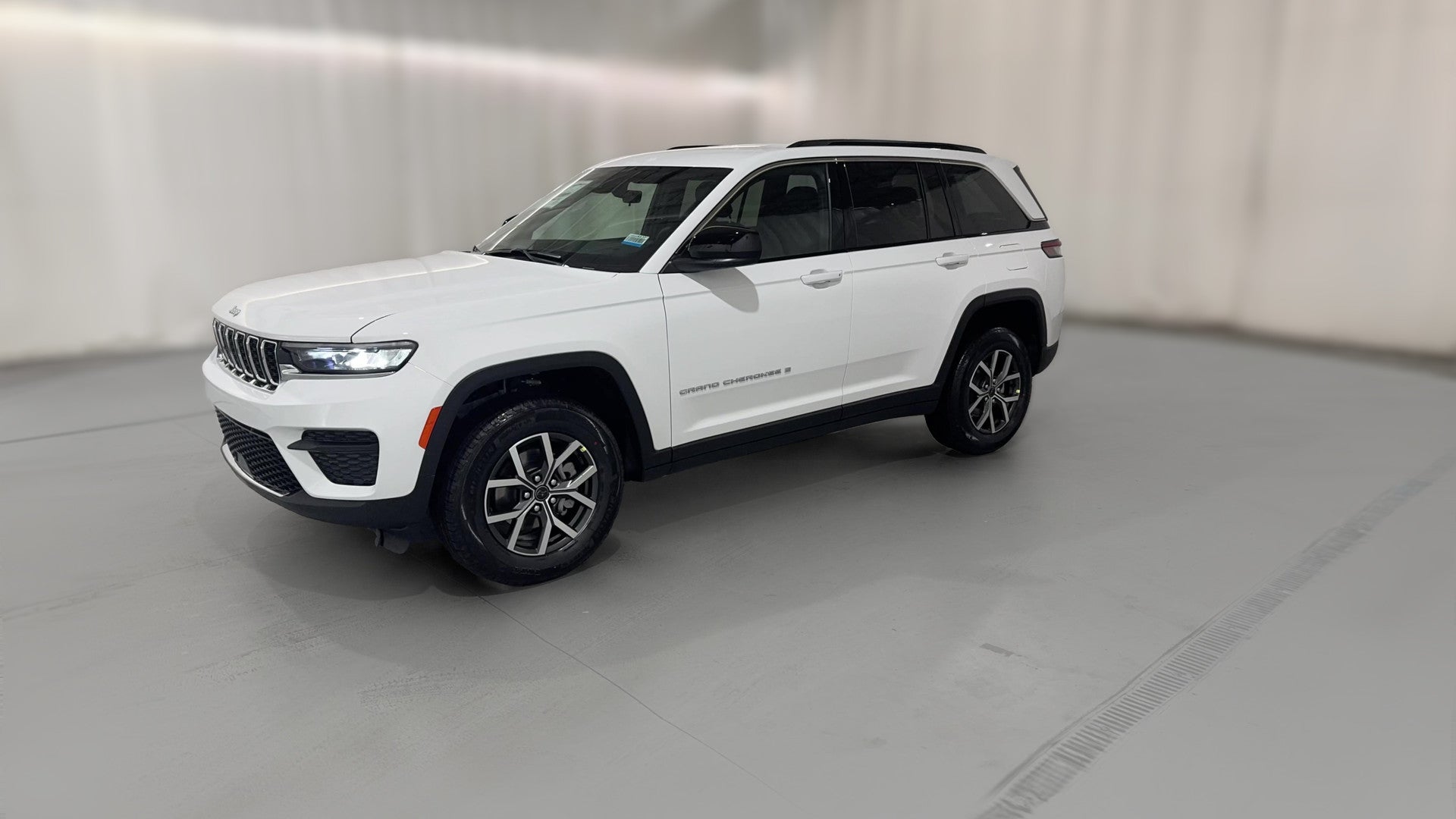 2027 Jeep Grand Cherokee vehicle photo