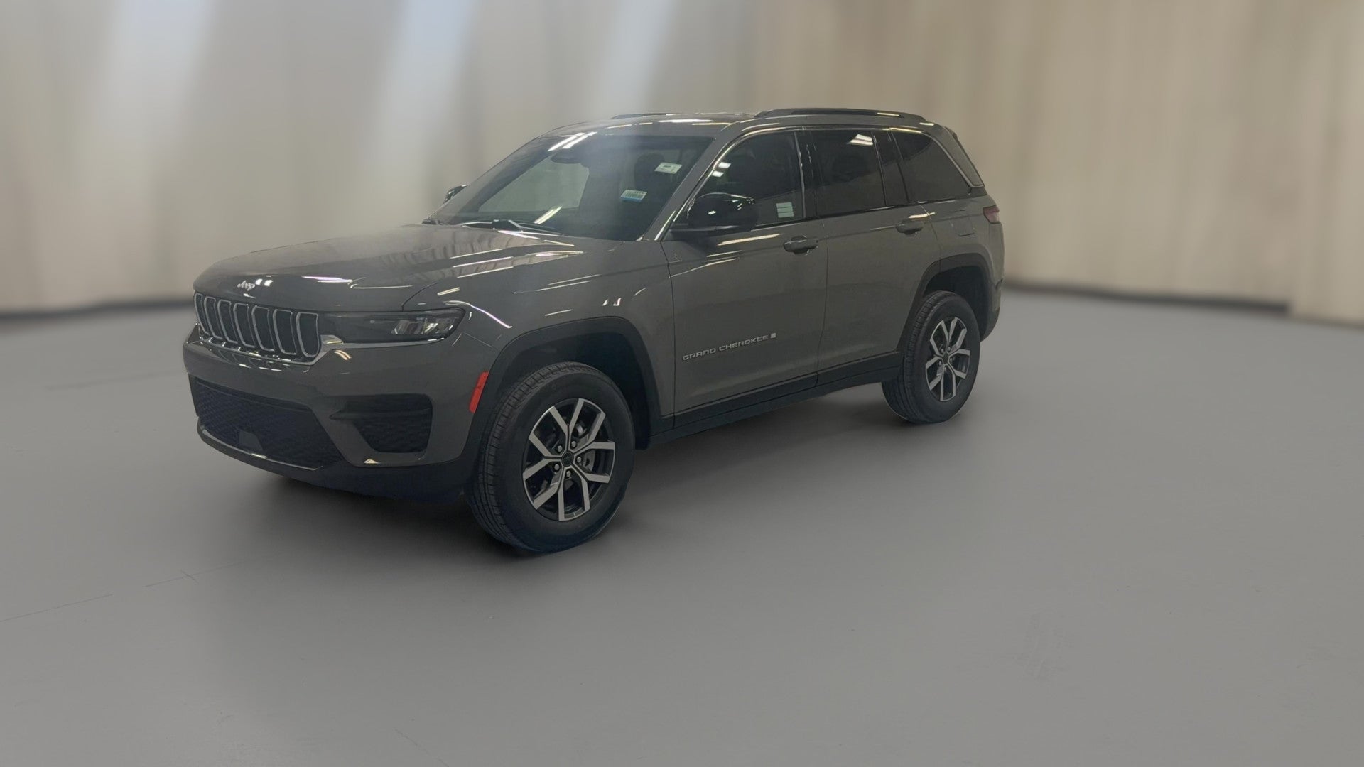 2027 Jeep Grand Cherokee vehicle photo