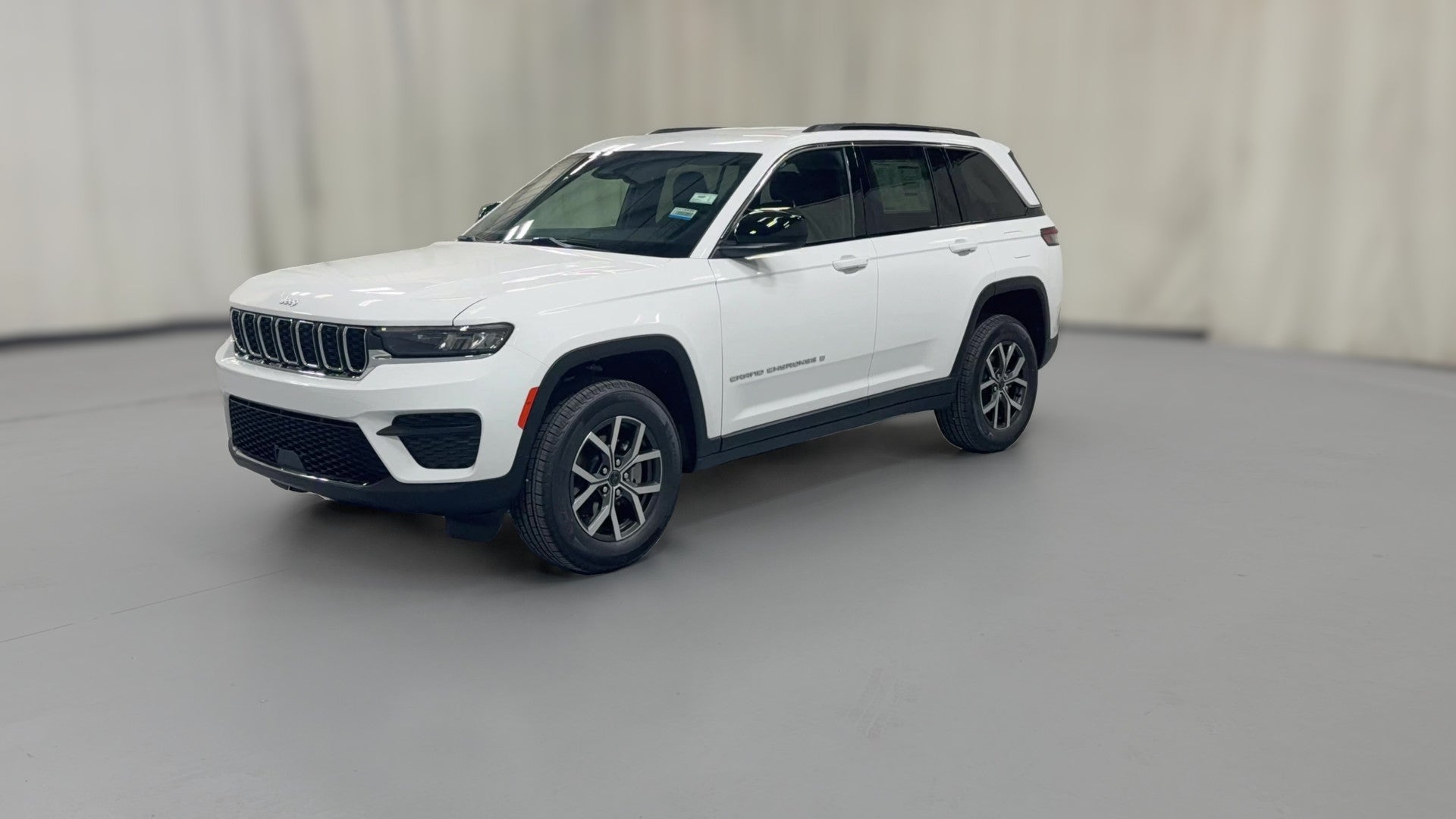 2027 Jeep Grand Cherokee vehicle photo