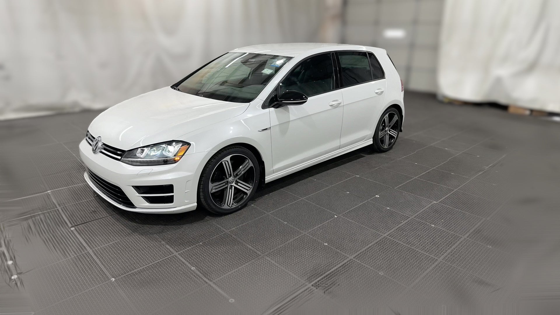 2016 Volkswagen Golf R vehicle photo