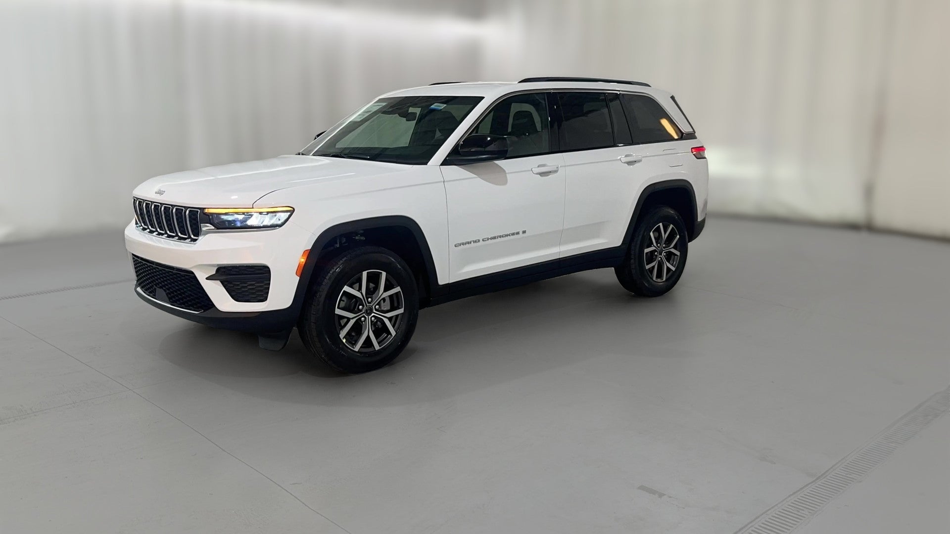 2027 Jeep Grand Cherokee vehicle photo