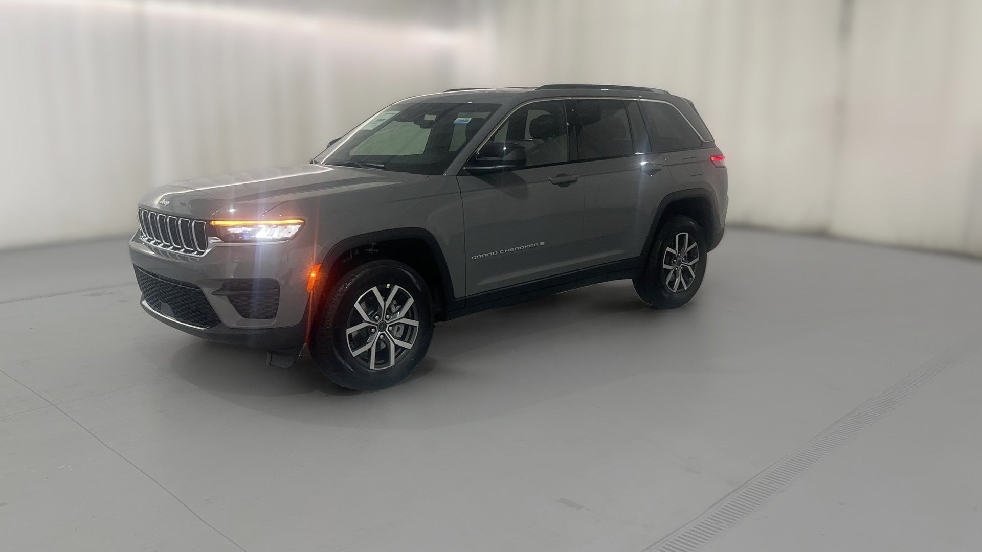 2027 Jeep Grand Cherokee vehicle photo