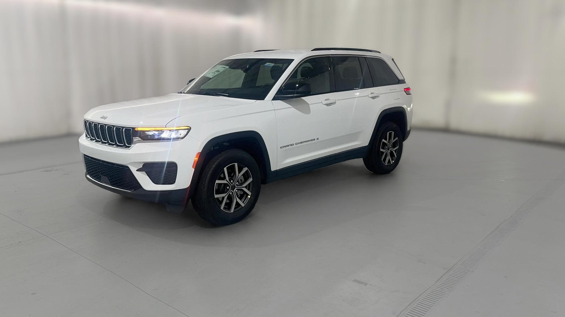 2027 Jeep Grand Cherokee vehicle photo