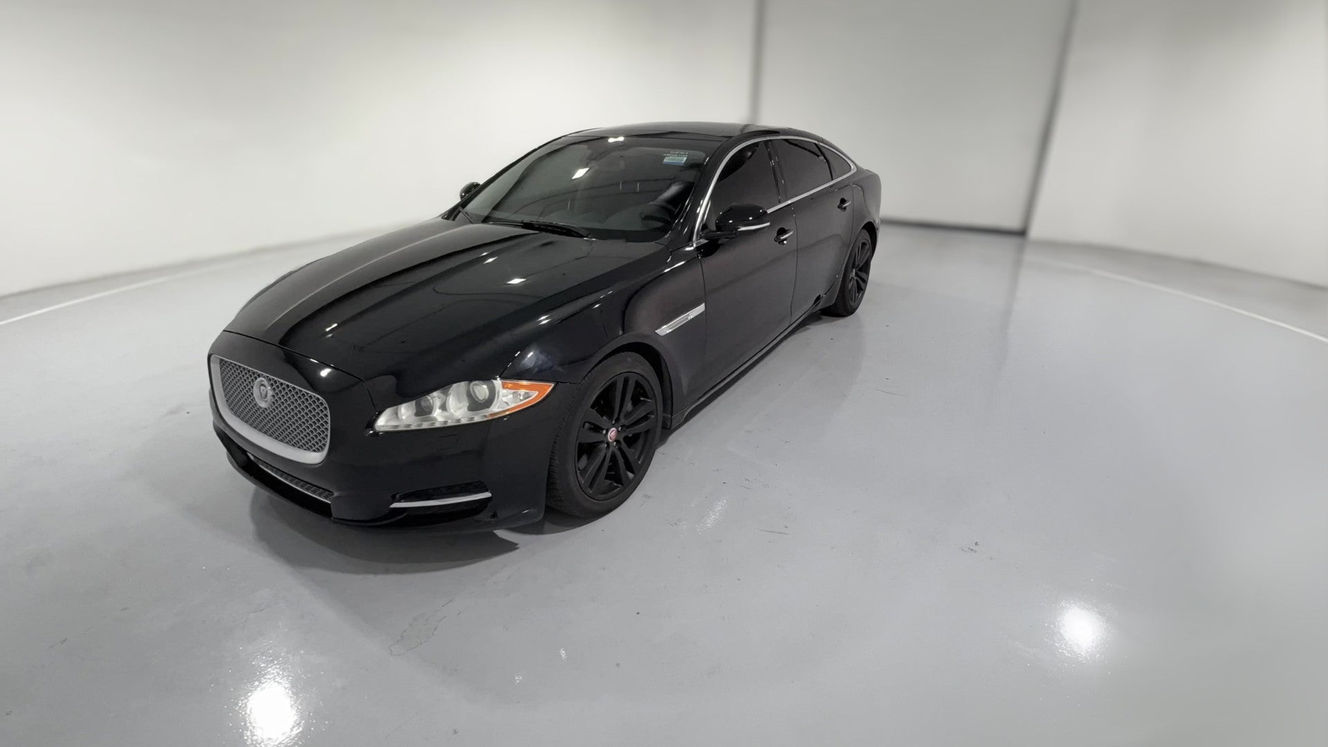 2014 Jaguar XJ vehicle photo