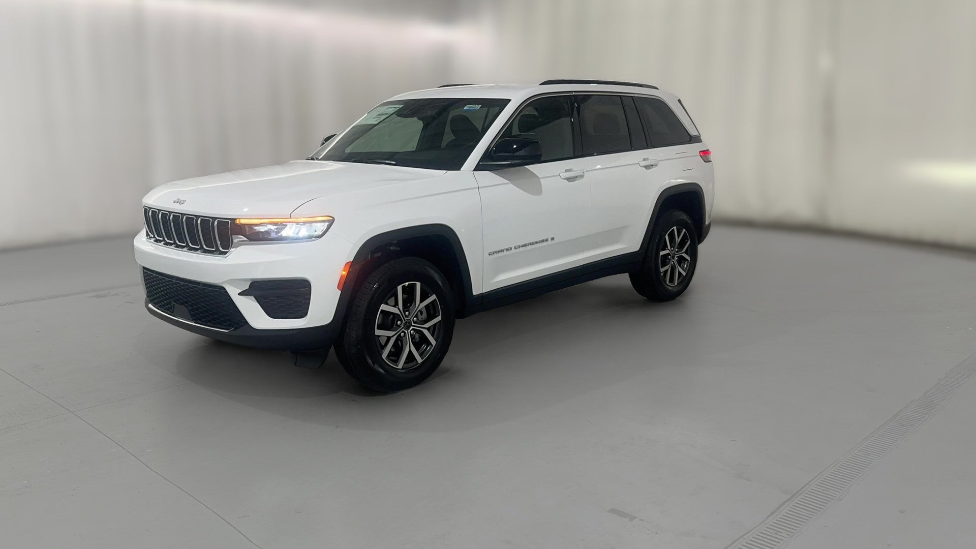2027 Jeep Grand Cherokee vehicle photo