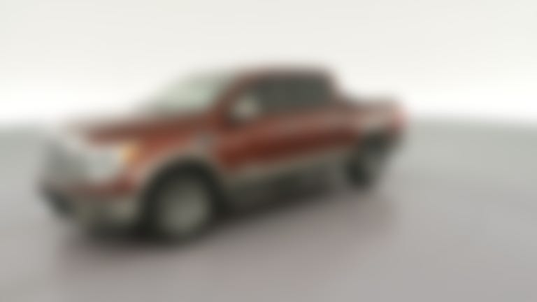2017 Nissan Titan Crew Cab vehicle photo