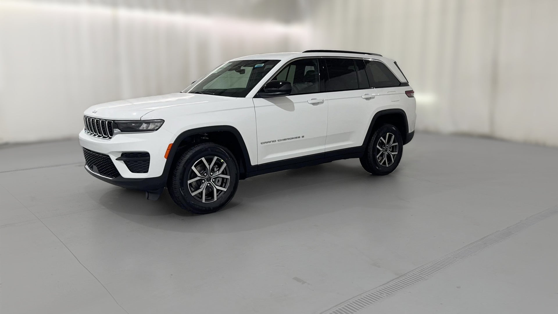 2027 Jeep Grand Cherokee vehicle photo