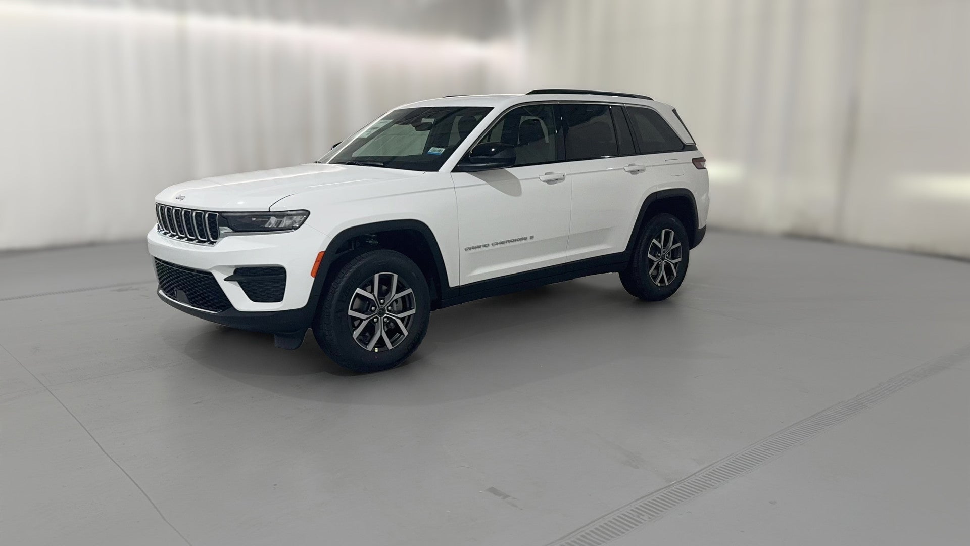 2027 Jeep Grand Cherokee vehicle photo