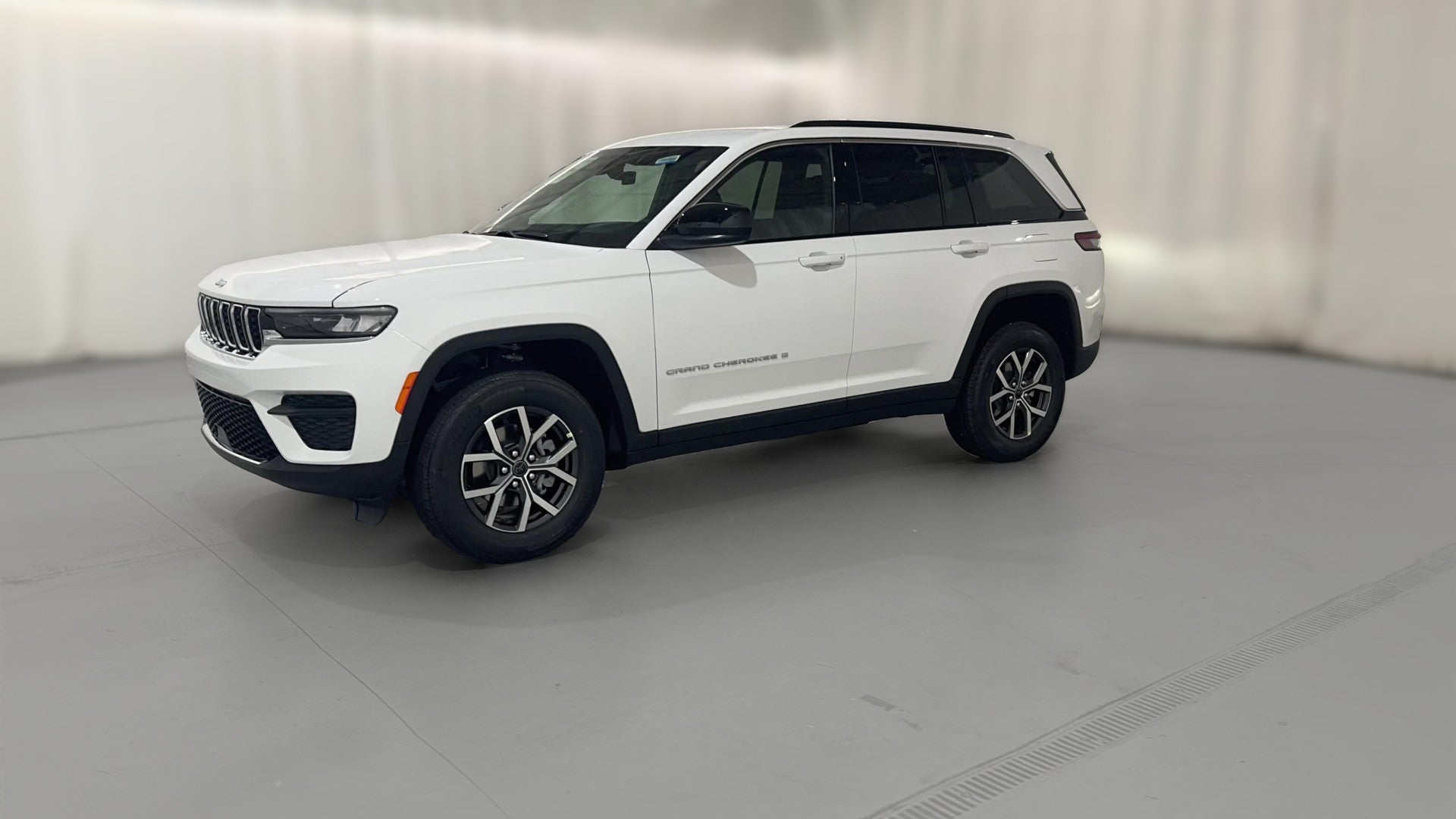 2027 Jeep Grand Cherokee vehicle photo