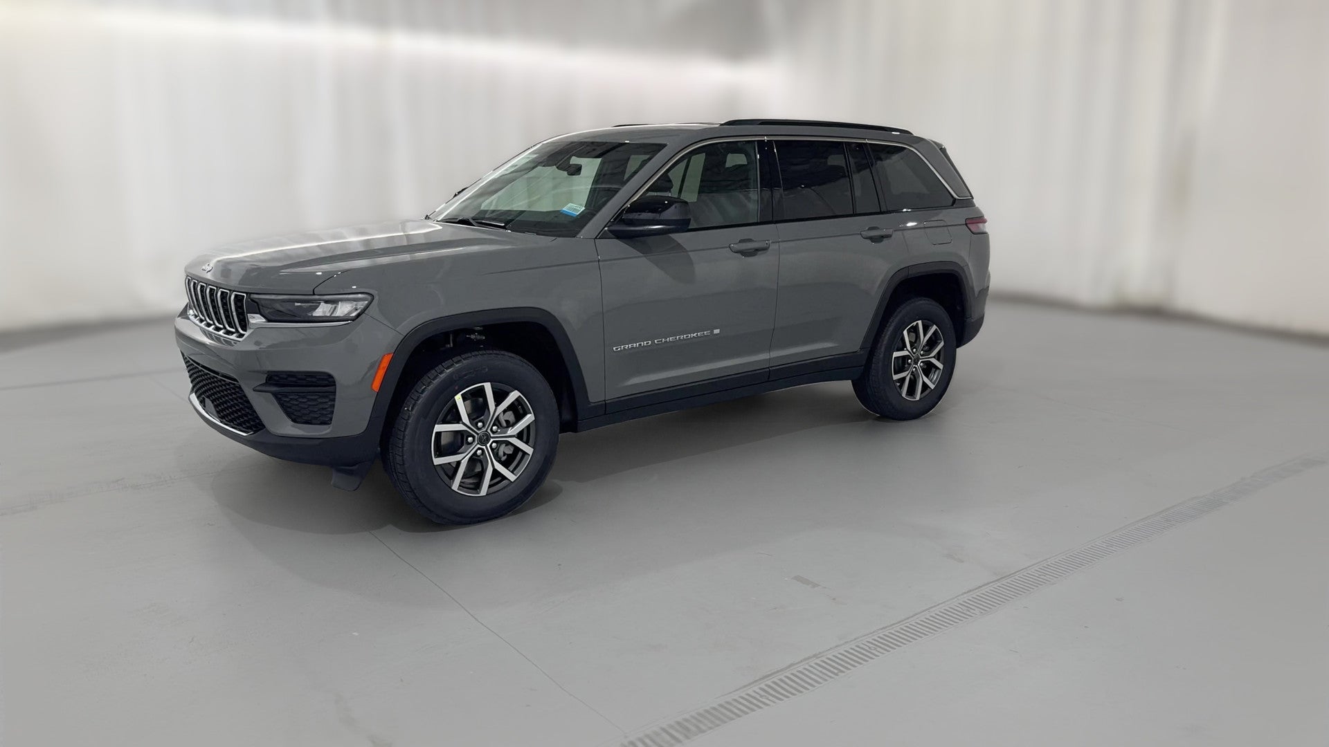2027 Jeep Grand Cherokee vehicle photo