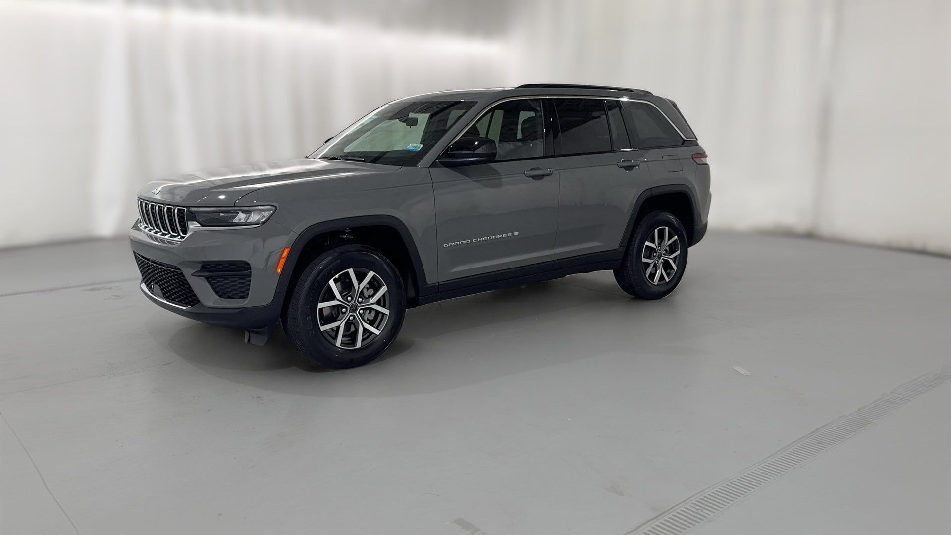 2027 Jeep Grand Cherokee vehicle photo