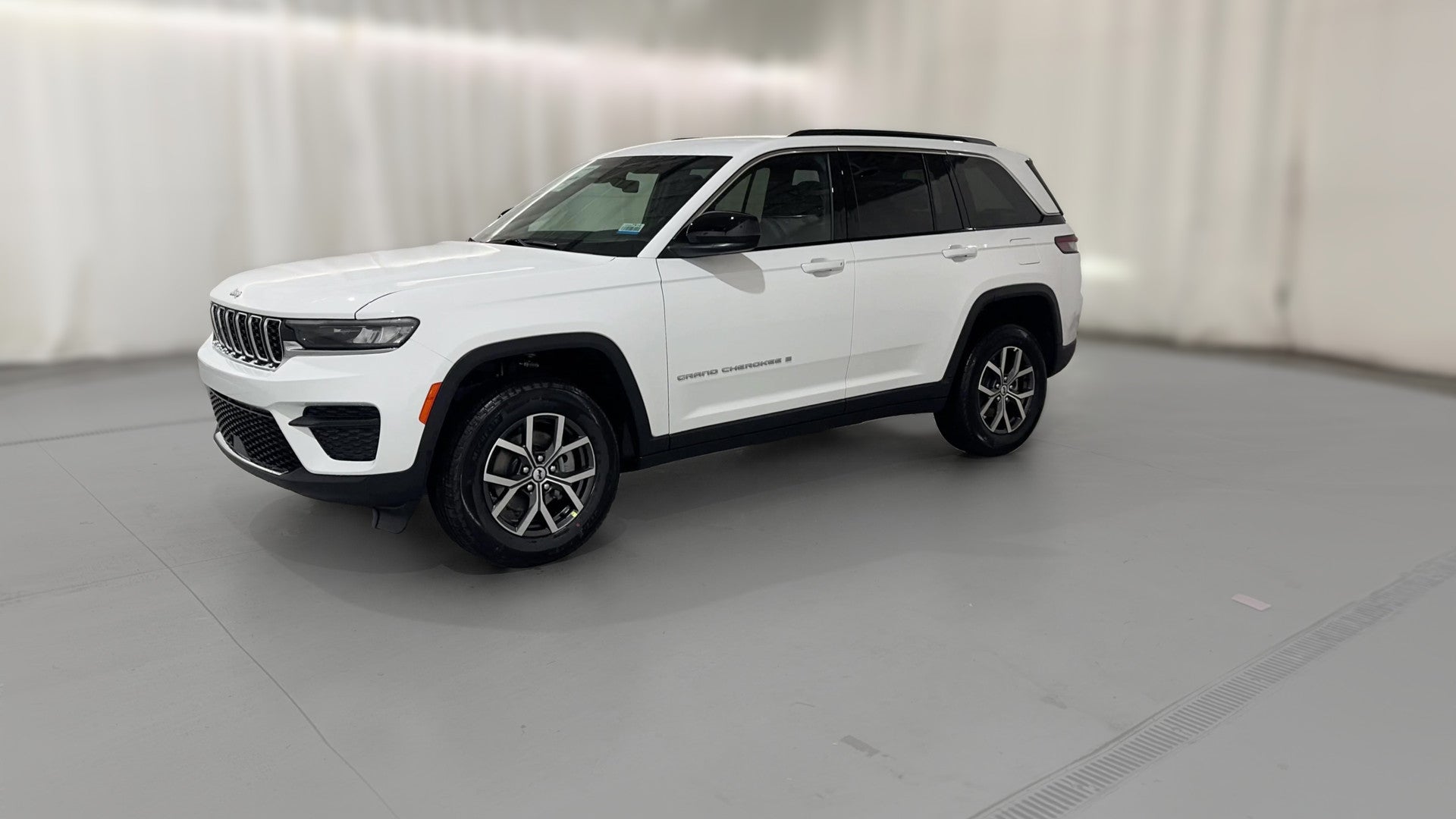 2027 Jeep Grand Cherokee vehicle photo