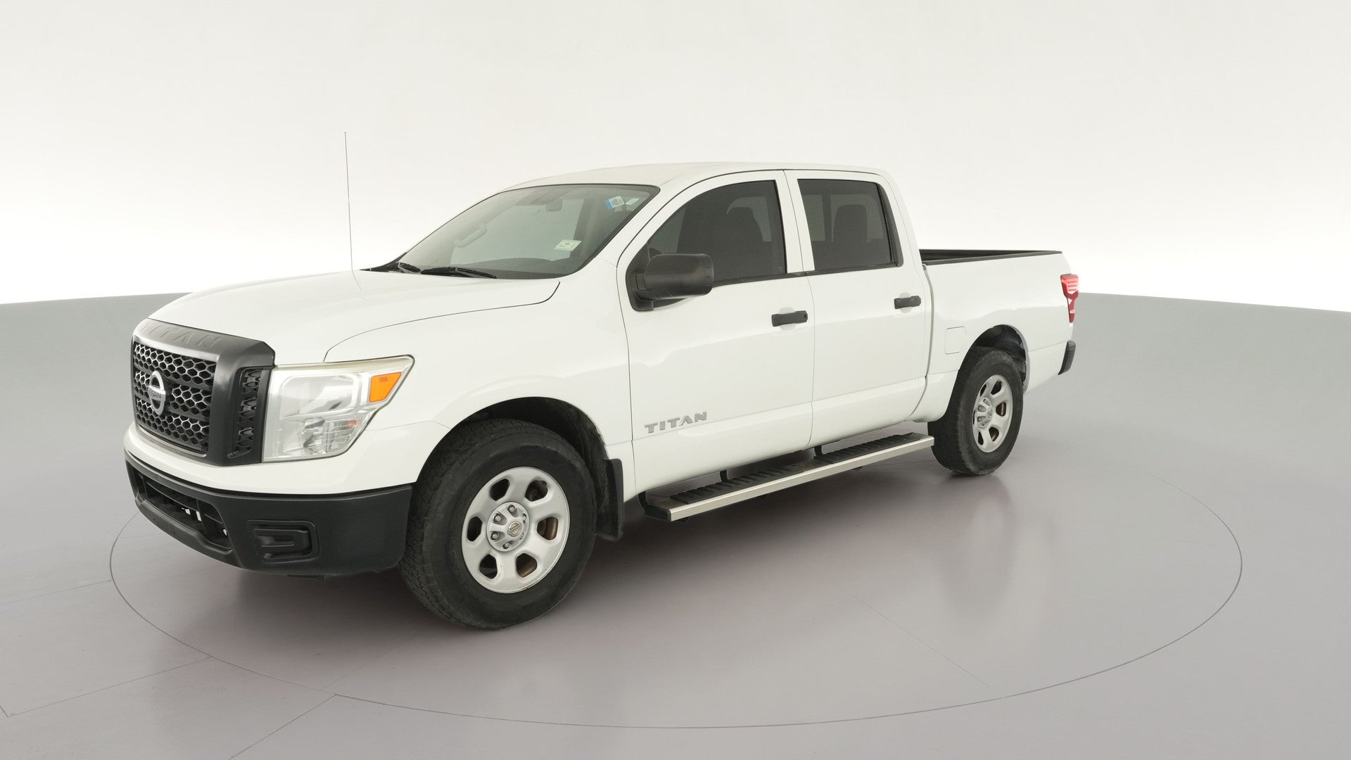 2017 Nissan Titan Crew Cab vehicle photo