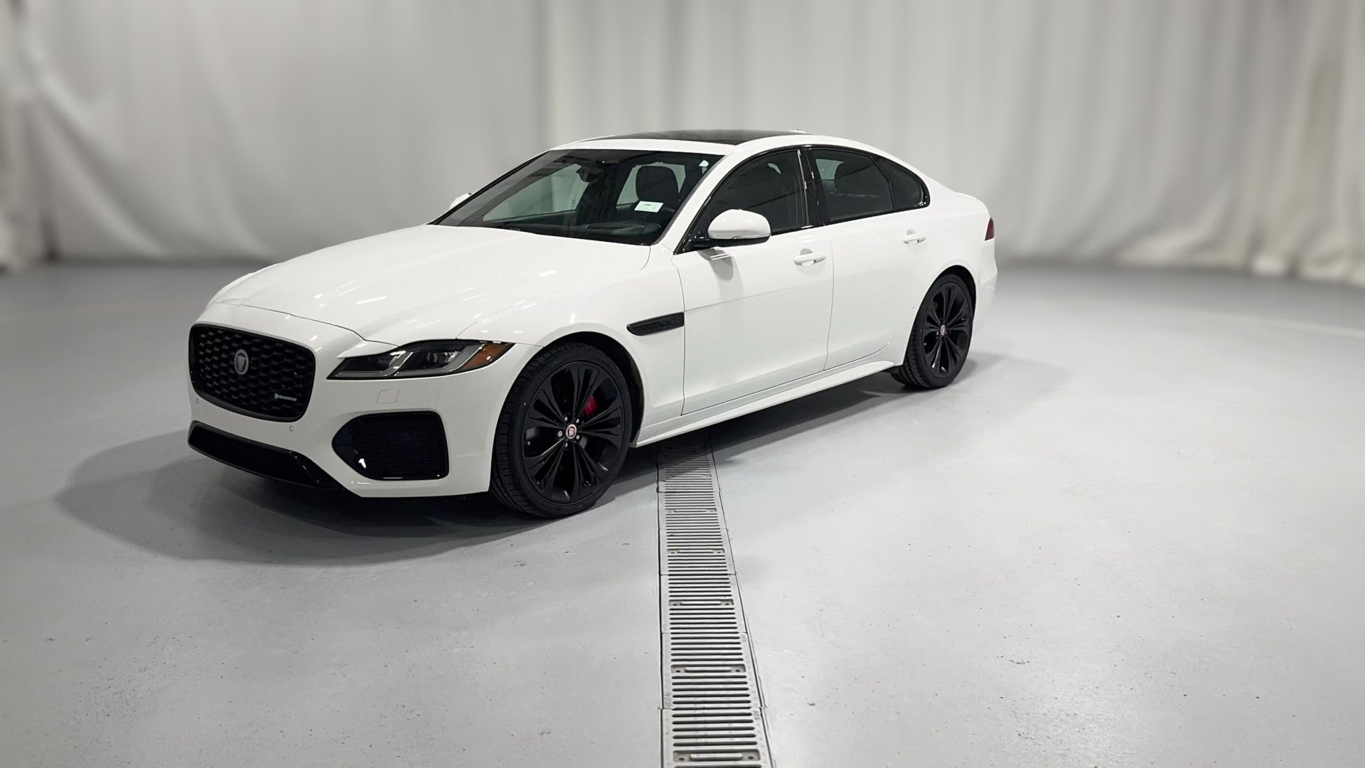 2022 Jaguar XF vehicle photo