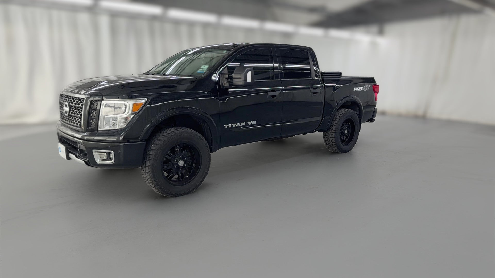2019 Nissan Titan Crew Cab vehicle photo