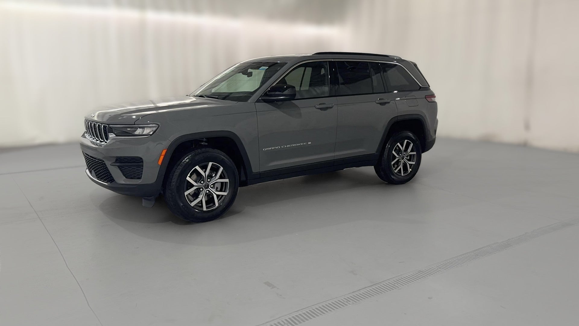 2027 Jeep Grand Cherokee vehicle photo