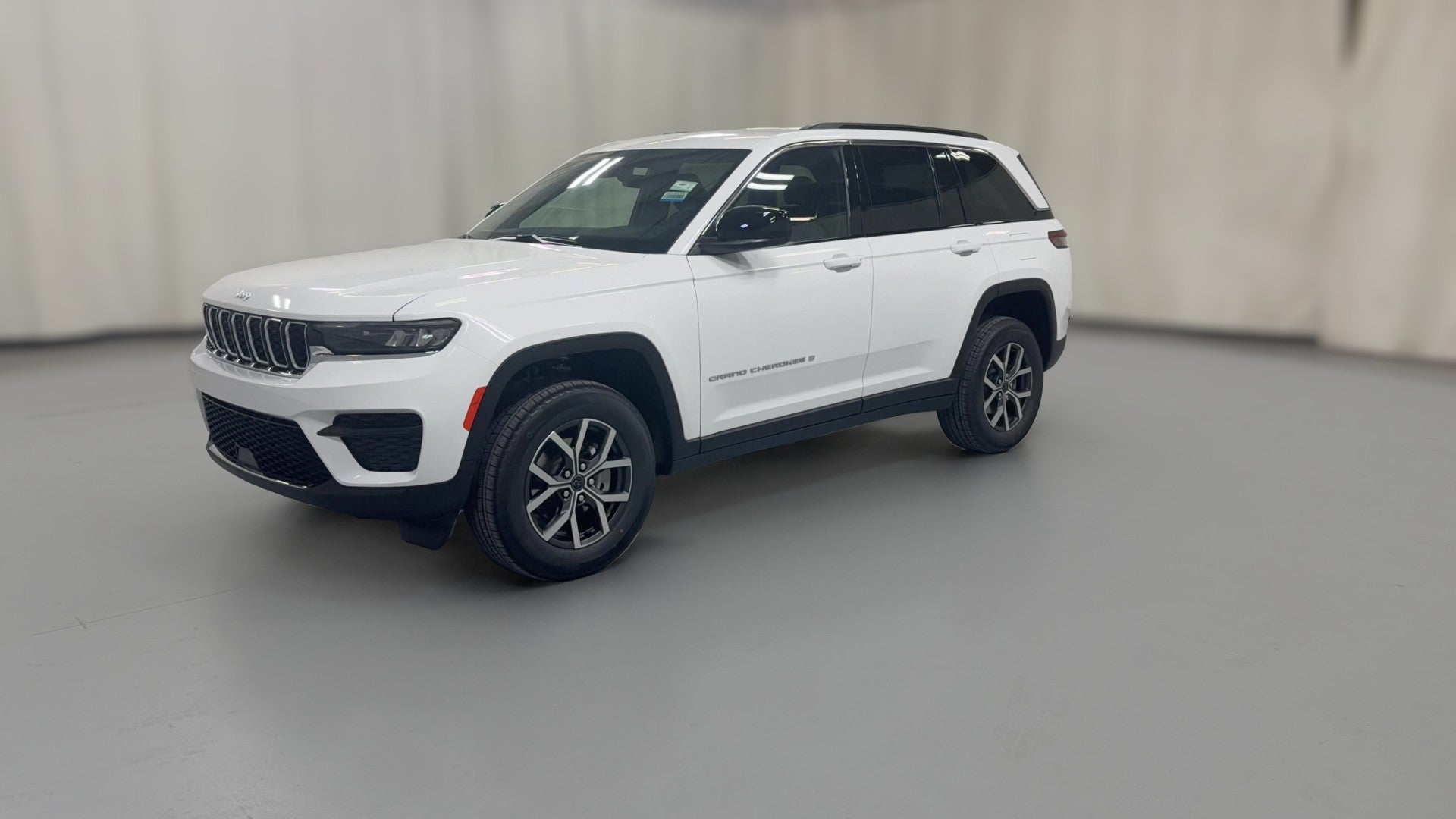 2027 Jeep Grand Cherokee vehicle photo