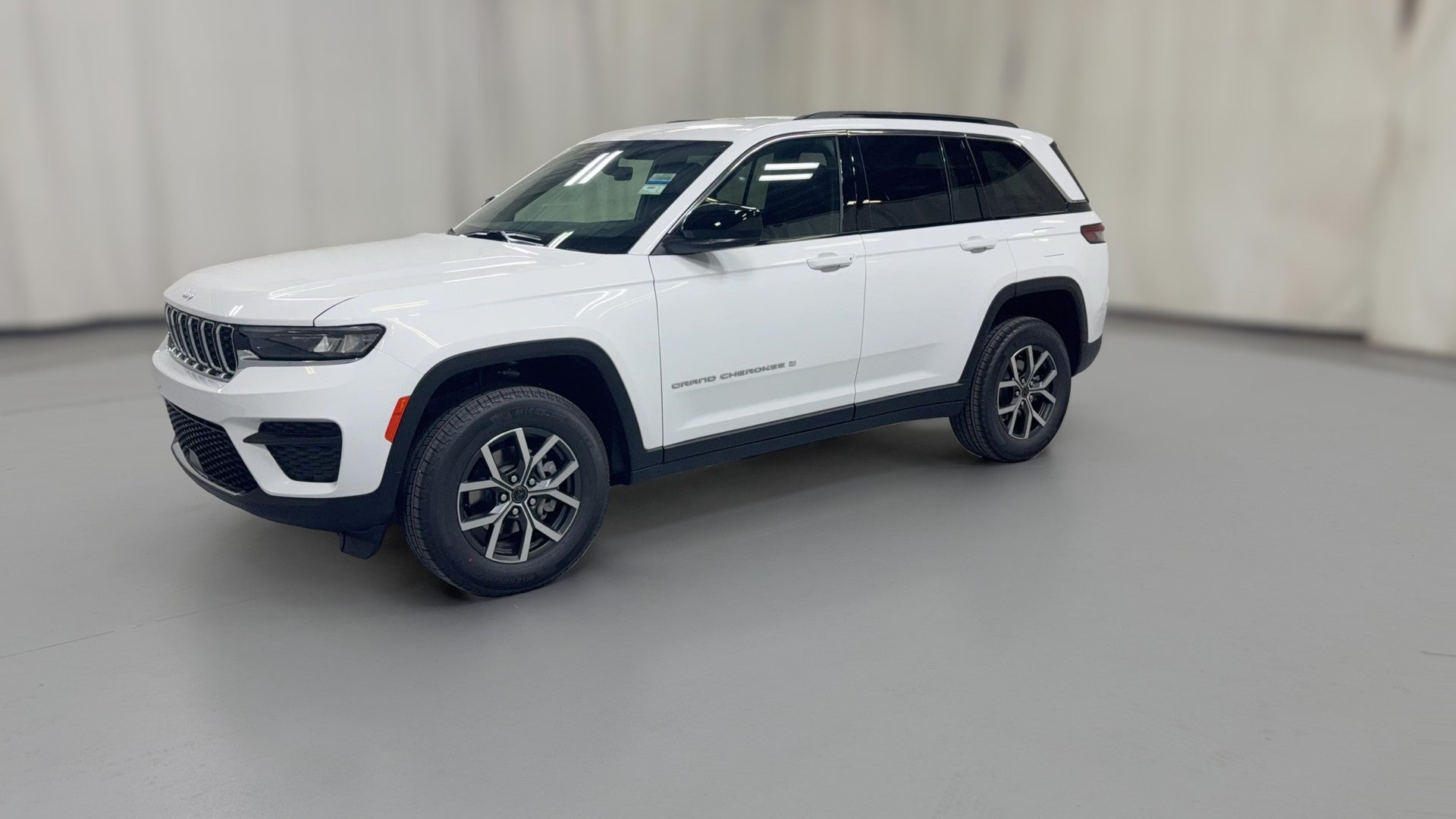 2027 Jeep Grand Cherokee vehicle photo