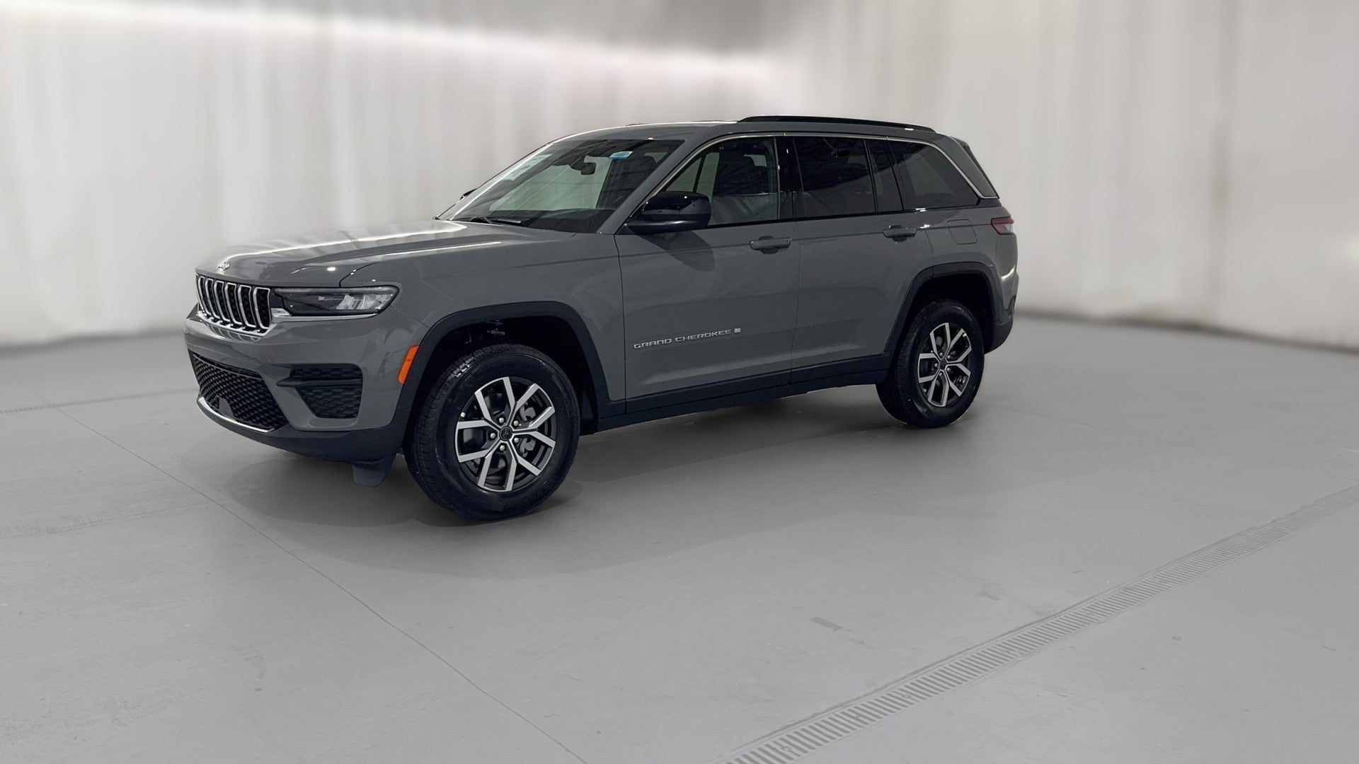 2027 Jeep Grand Cherokee vehicle photo