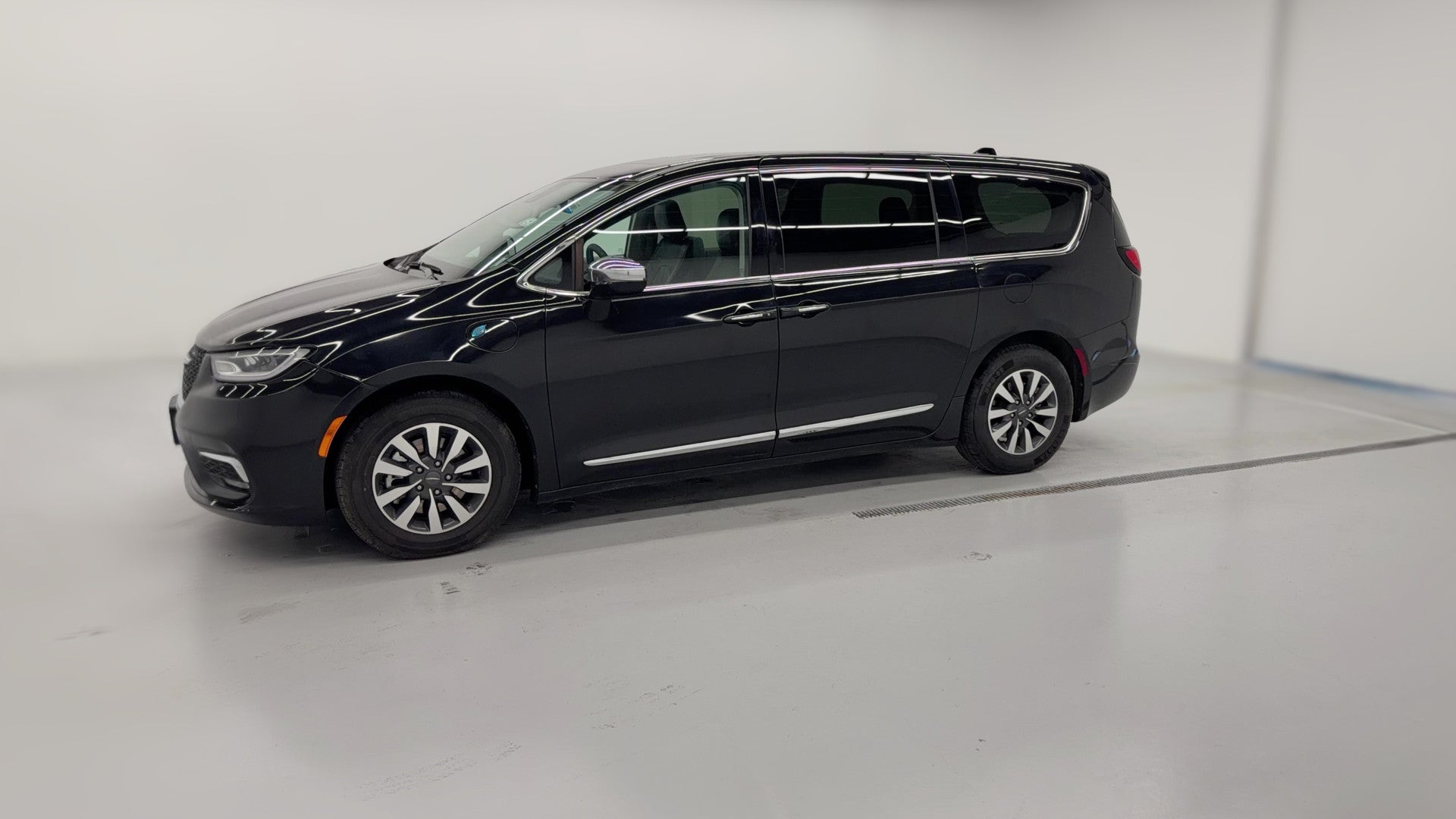 2023 Chrysler Pacifica Hybrid vehicle photo