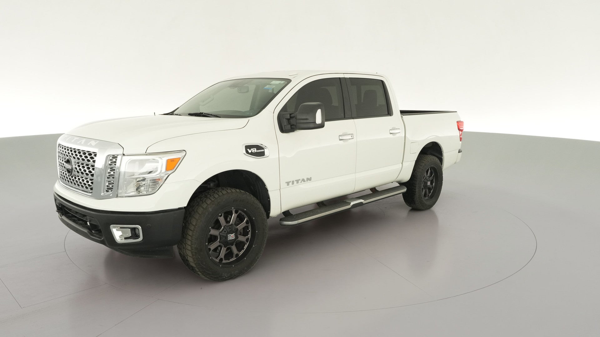 2017 Nissan Titan Crew Cab vehicle photo