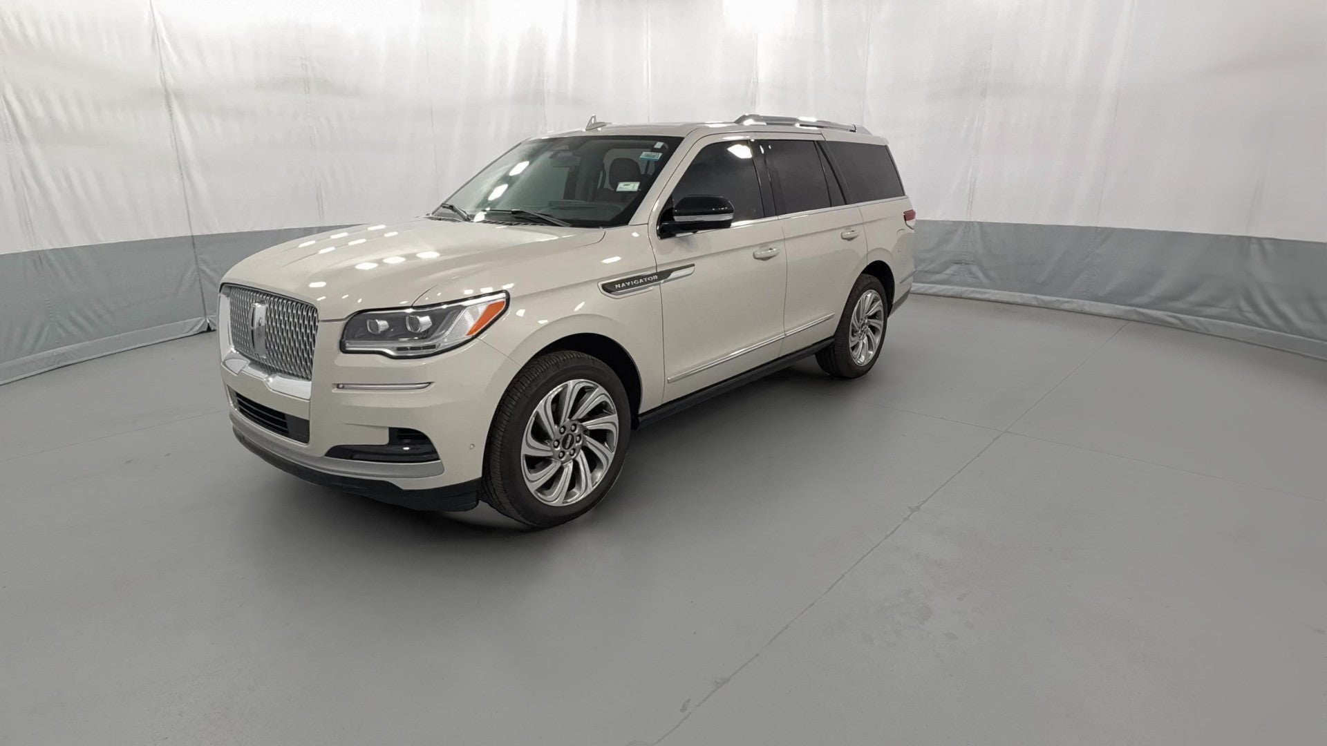 2023 Lincoln Navigator vehicle photo