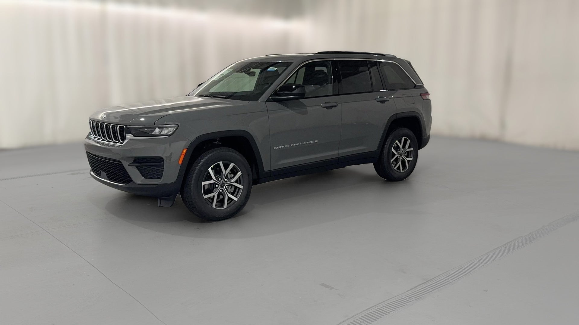 2027 Jeep Grand Cherokee vehicle photo