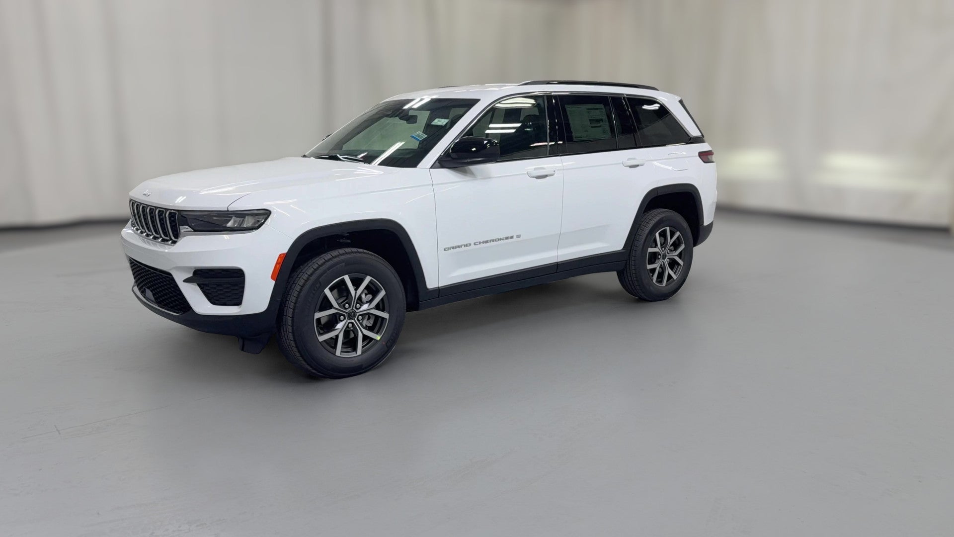 2027 Jeep Grand Cherokee vehicle photo