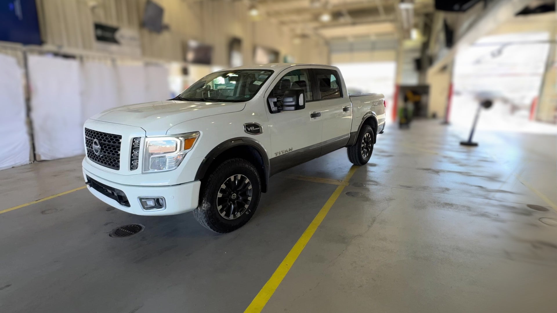 2017 Nissan Titan Crew Cab vehicle photo