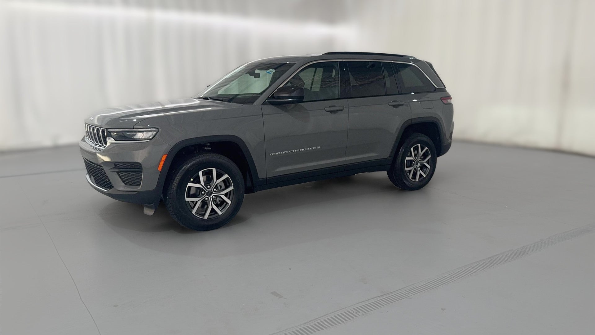 2027 Jeep Grand Cherokee vehicle photo