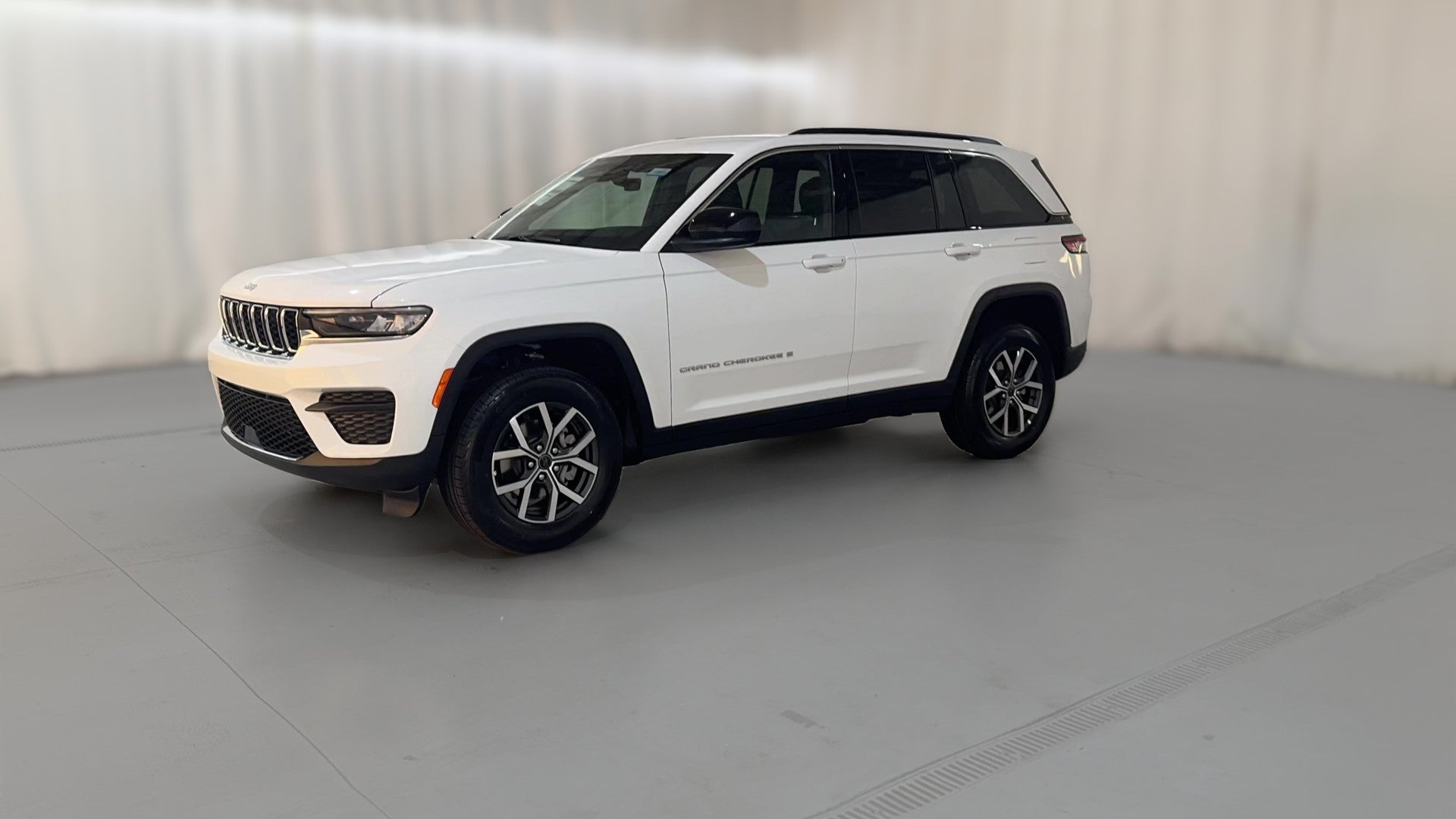 2027 Jeep Grand Cherokee vehicle photo