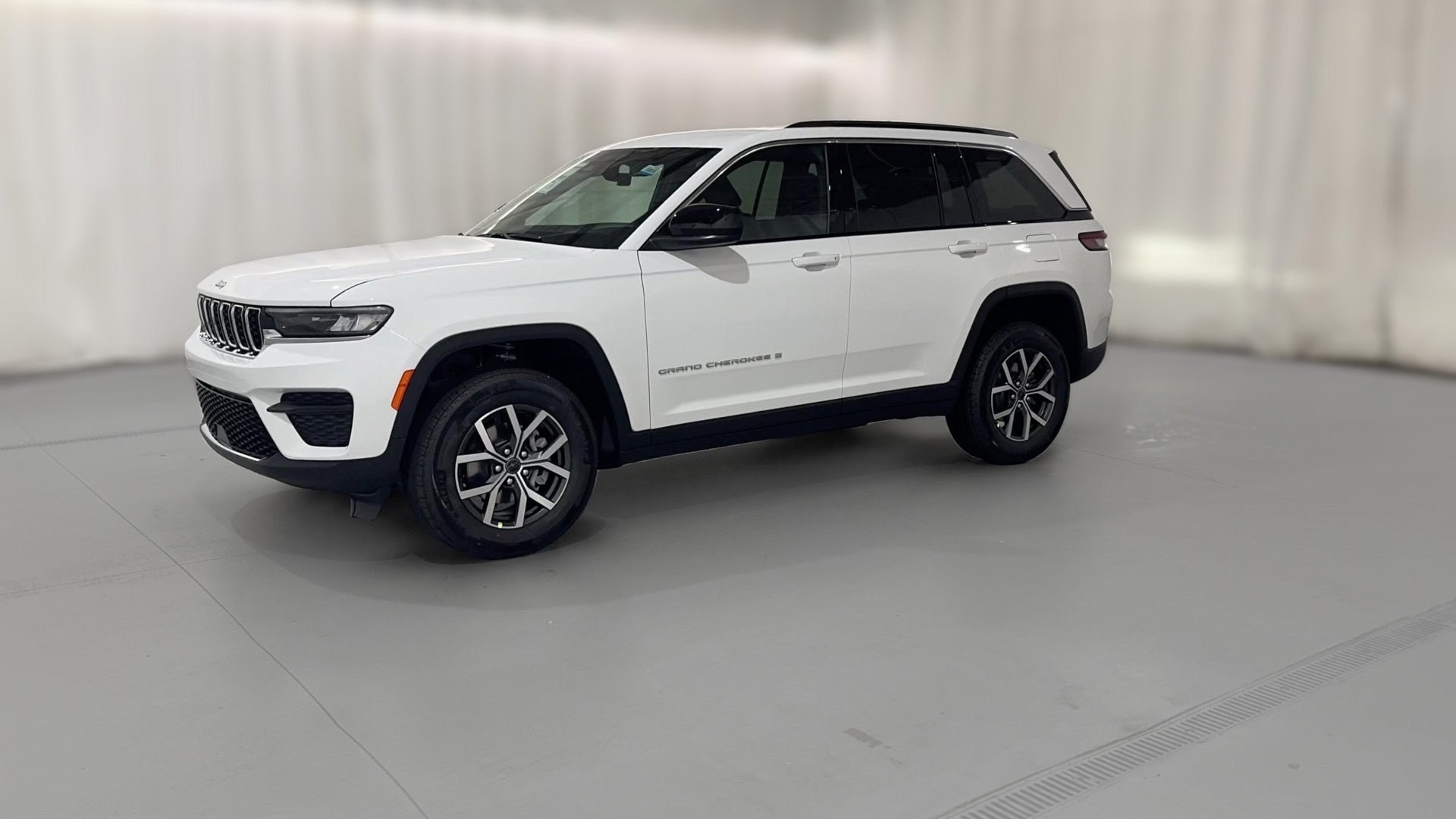 2027 Jeep Grand Cherokee vehicle photo