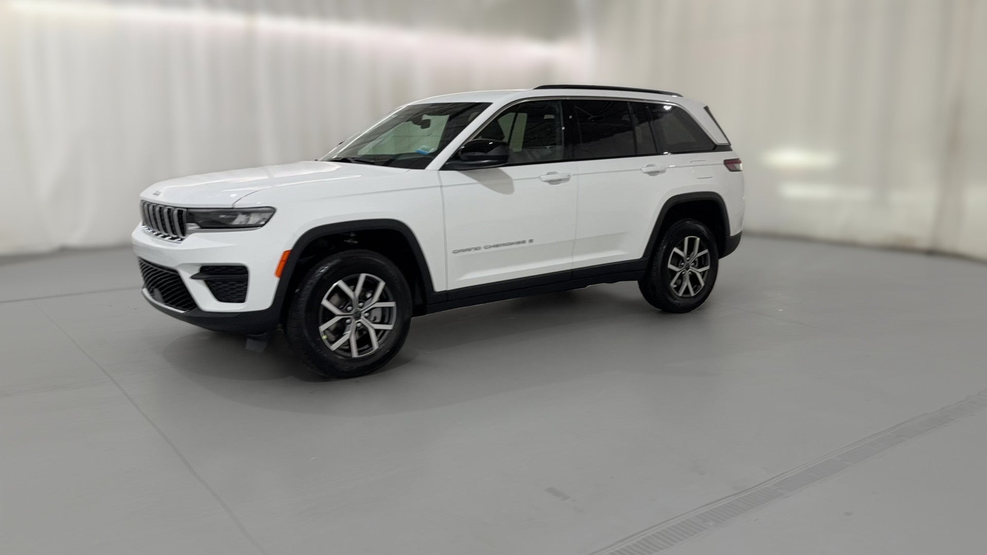 2027 Jeep Grand Cherokee vehicle photo