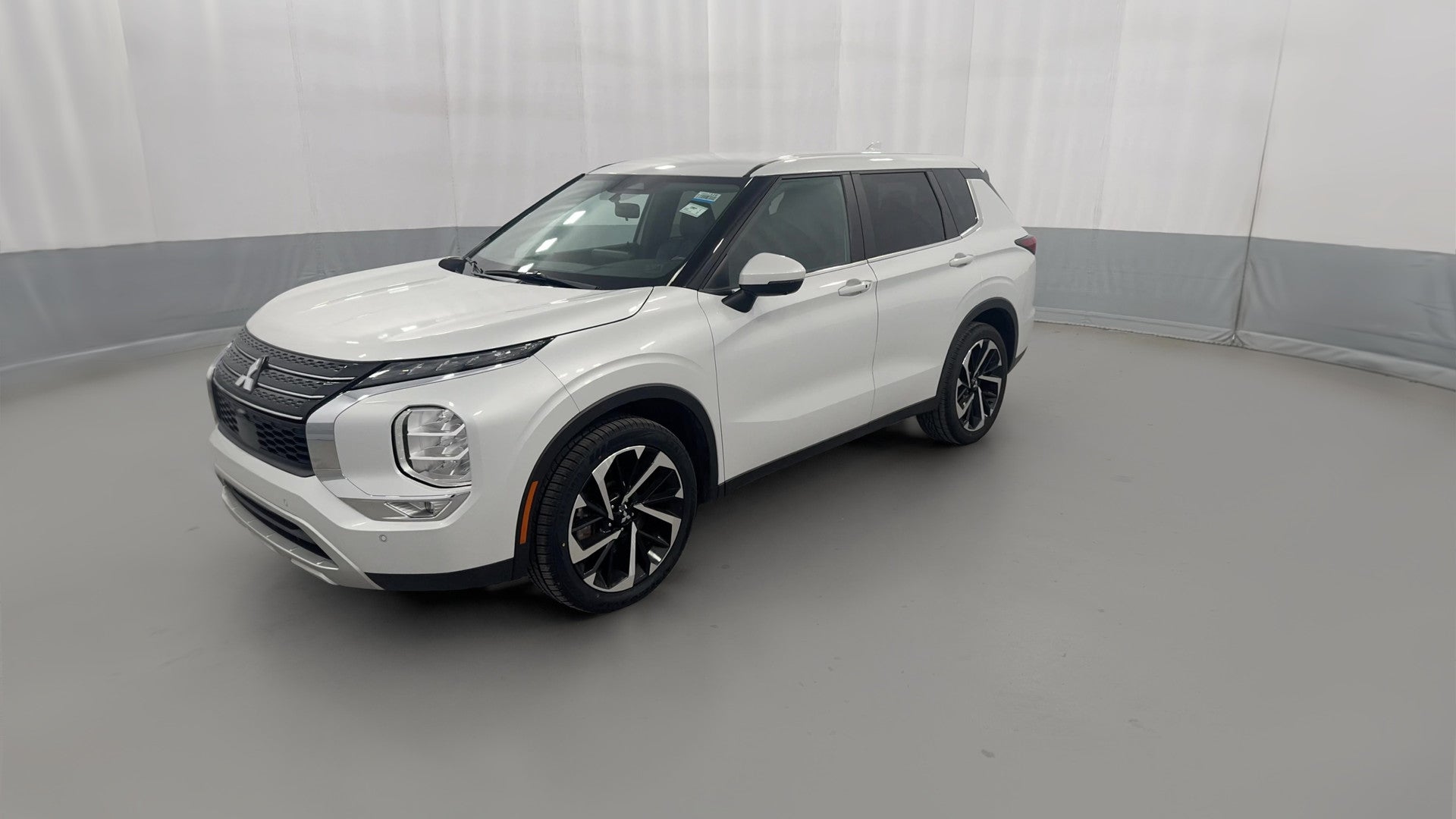 2024 Mitsubishi Outlander vehicle photo