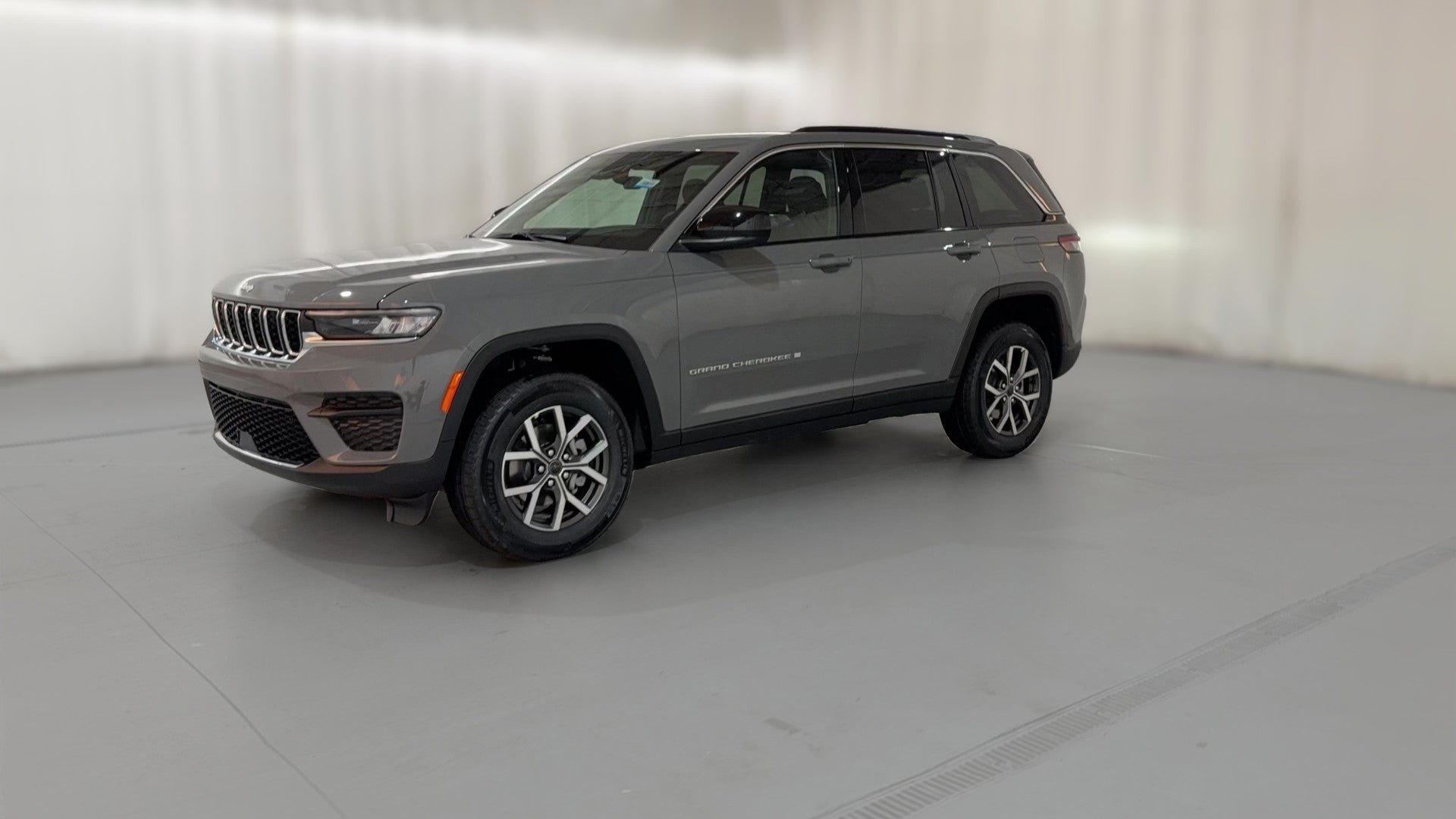 2027 Jeep Grand Cherokee vehicle photo