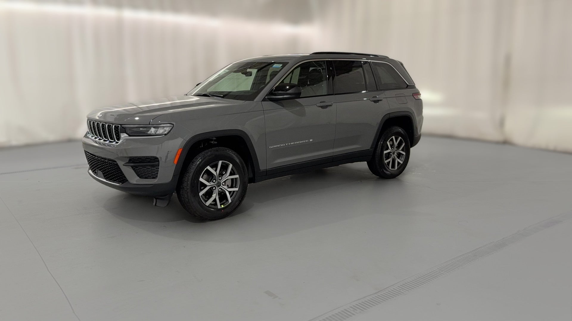 2027 Jeep Grand Cherokee vehicle photo