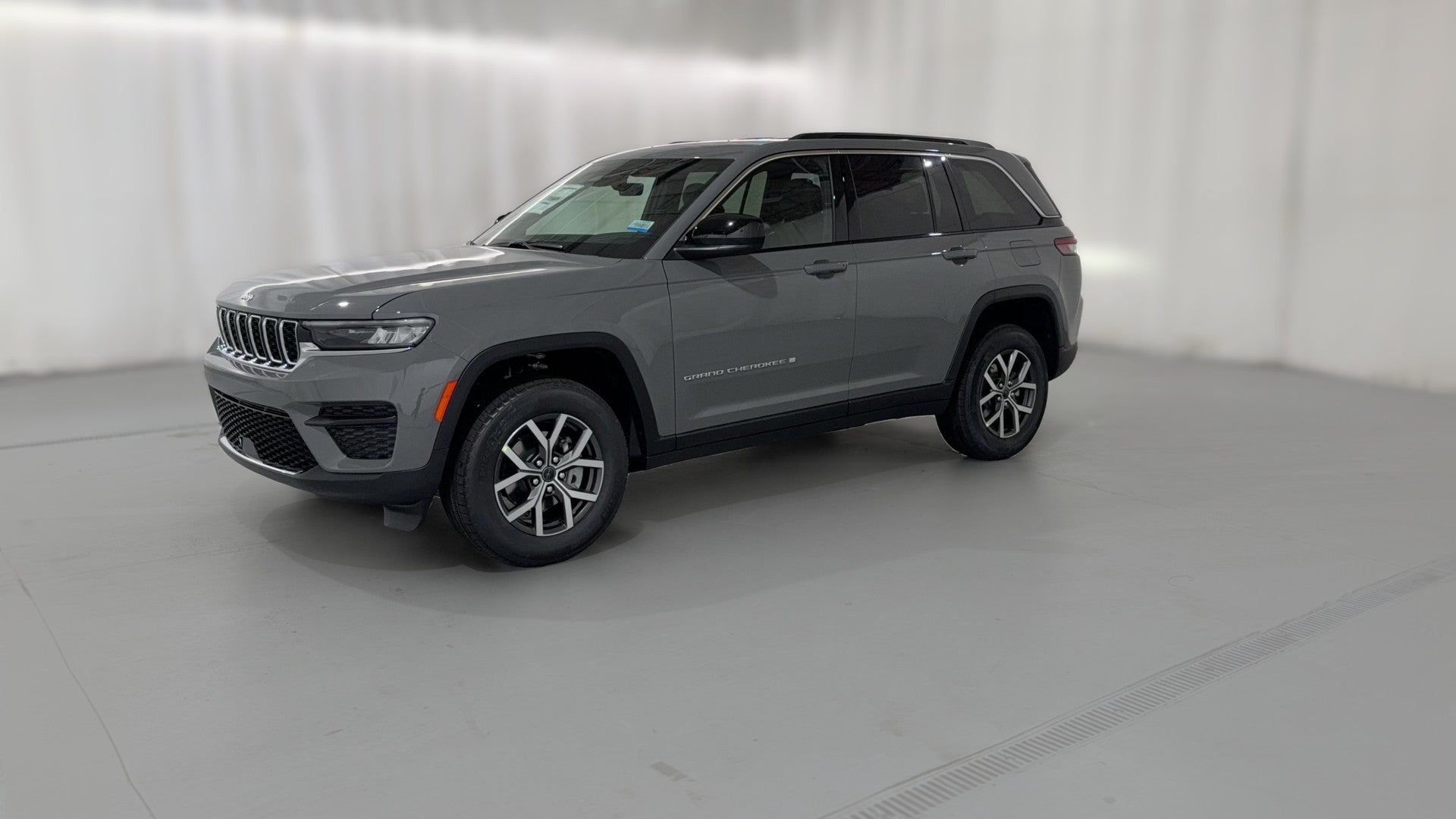 2027 Jeep Grand Cherokee vehicle photo
